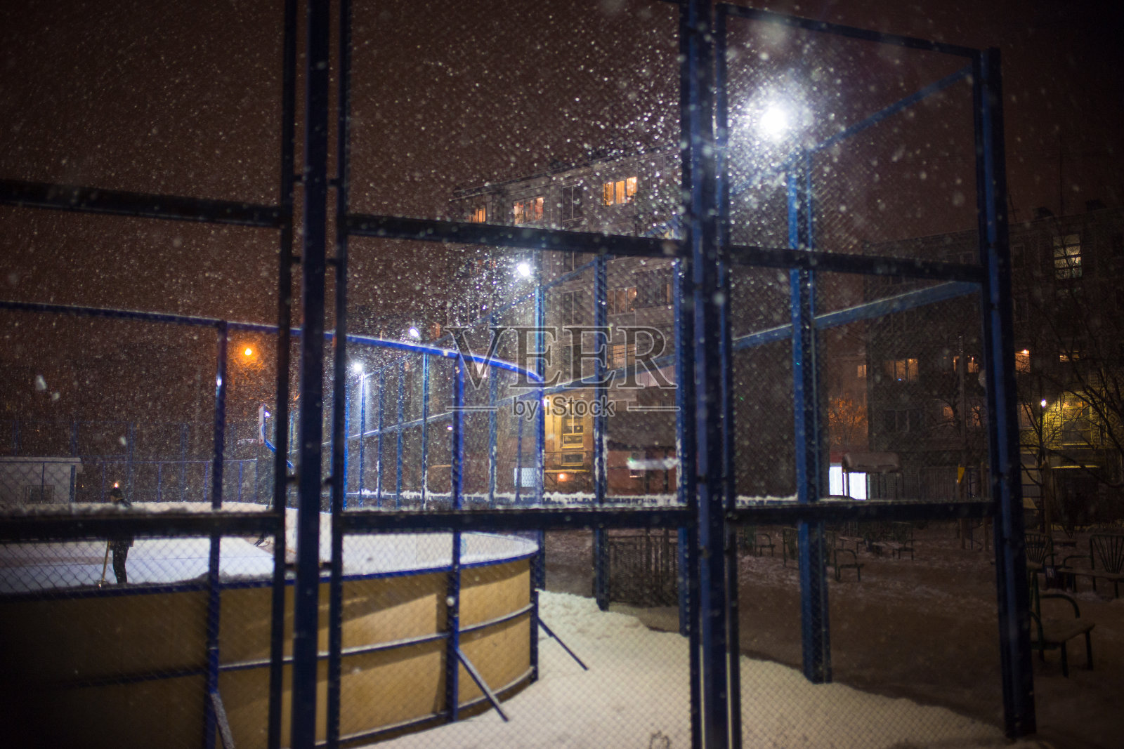 院子里的孩子们的溜冰场。照片摄影图片