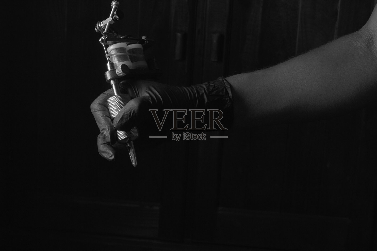 手上有黑白机器纹身照片摄影图片