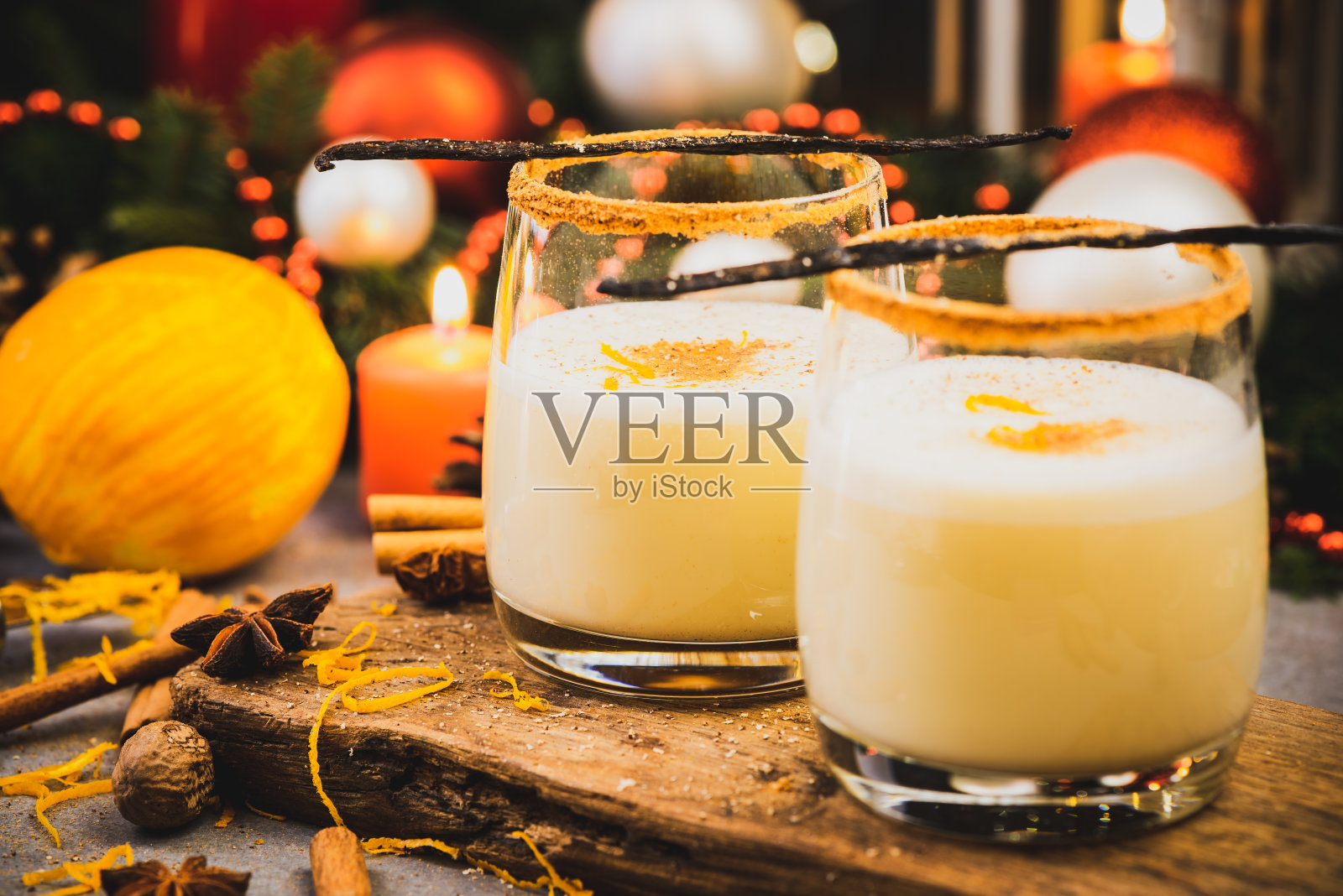 传统的蛋酒。圣诞节日食物和饮料照片摄影图片