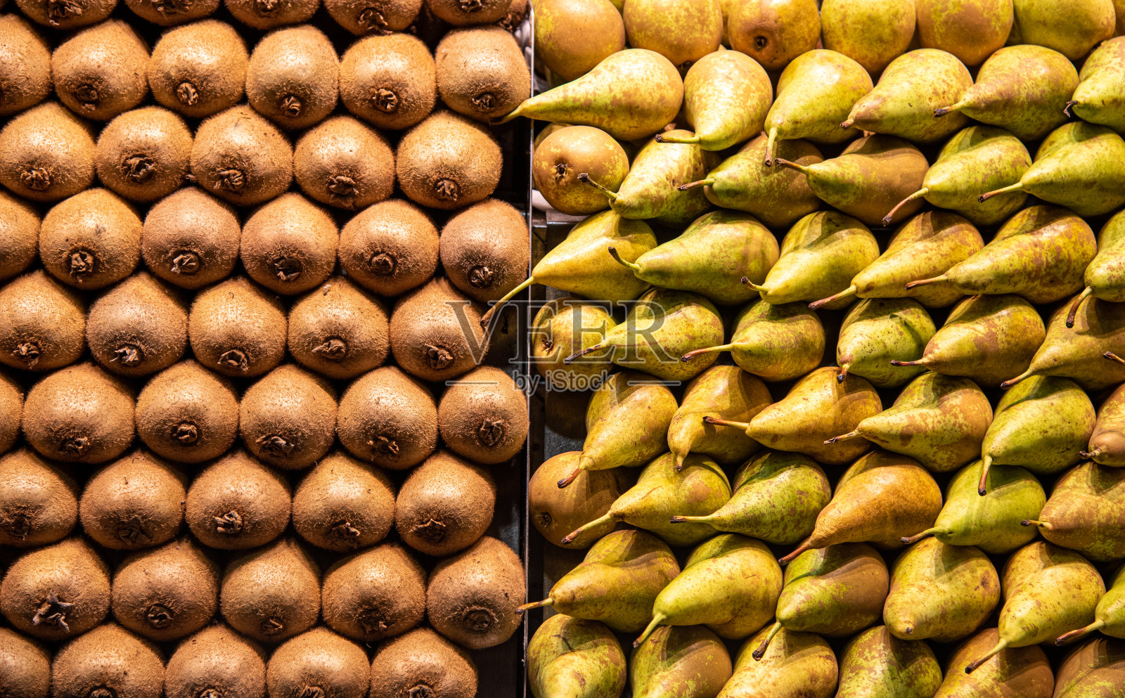 新鲜的猕猴桃和梨水果市场为健康的生活方式照片摄影图片