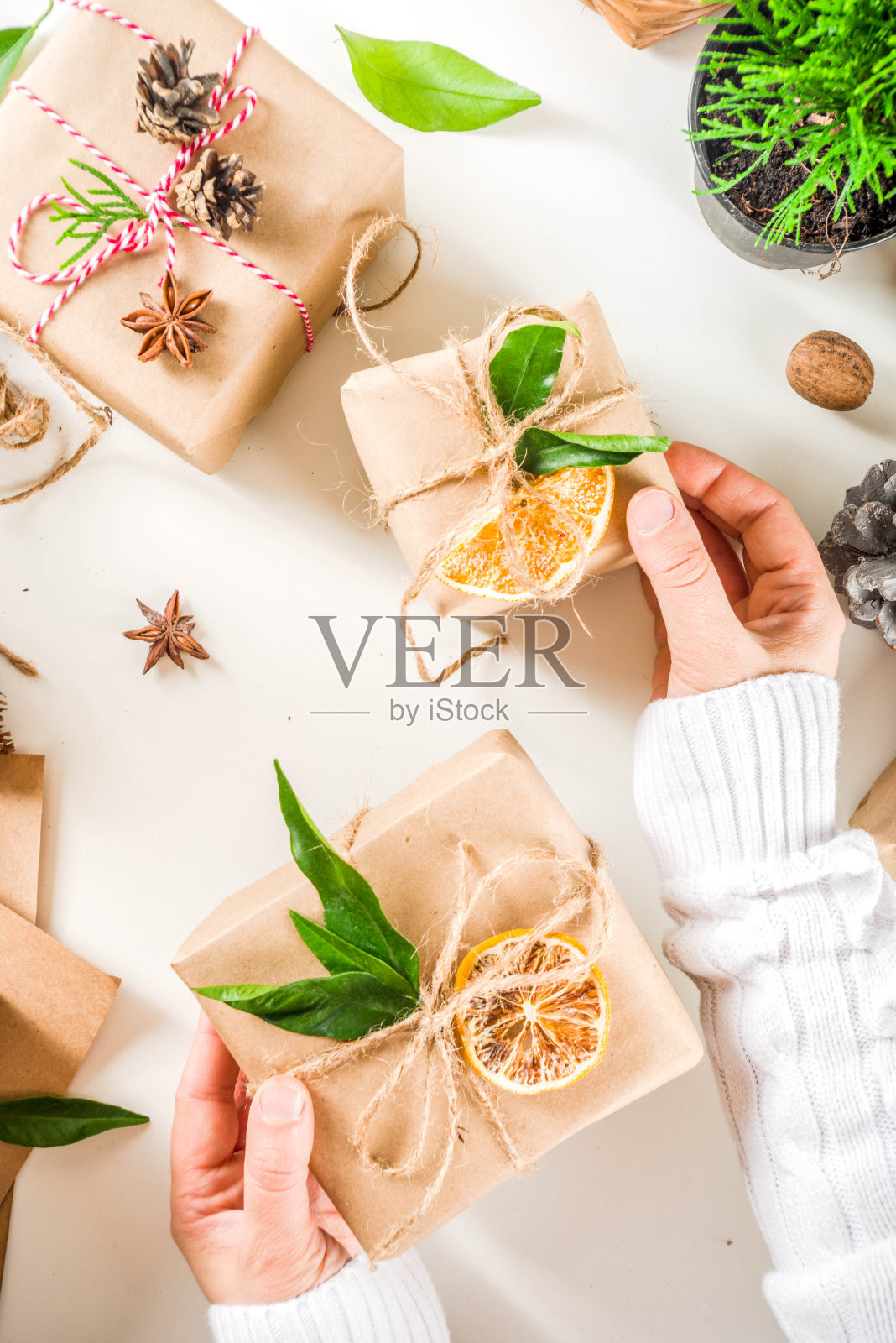 收集的圣诞礼盒与自然的乡村装饰照片摄影图片