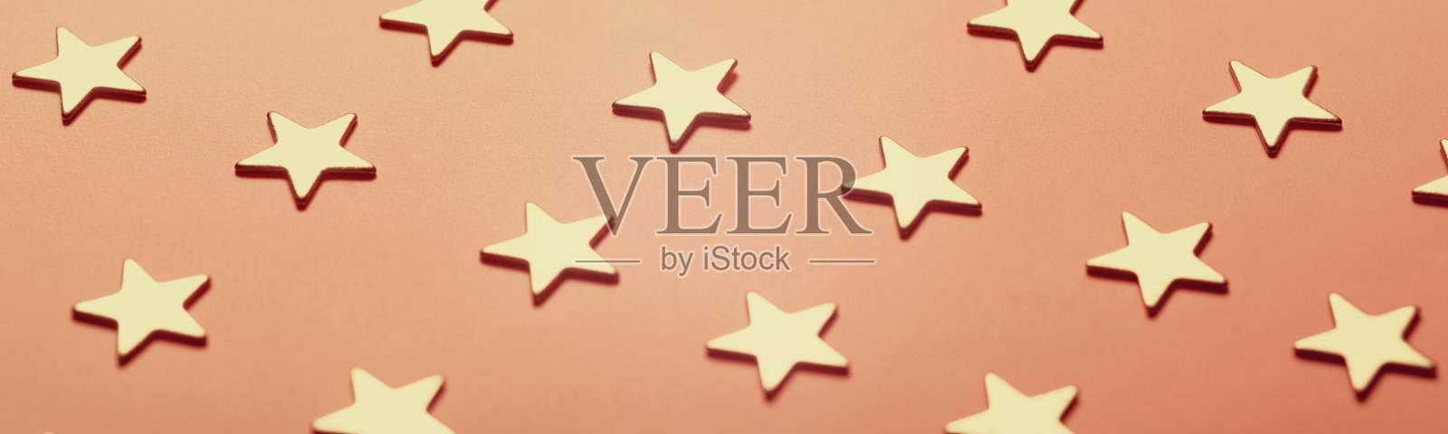 节日的构图与金色的星星在尘埃粉红色的背景照片摄影图片