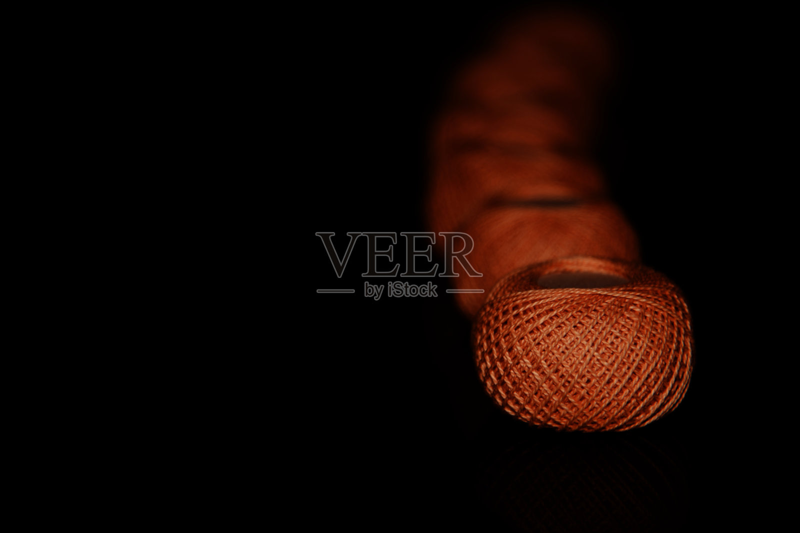 在玻璃桌上堆上五颜六色的纱球照片摄影图片