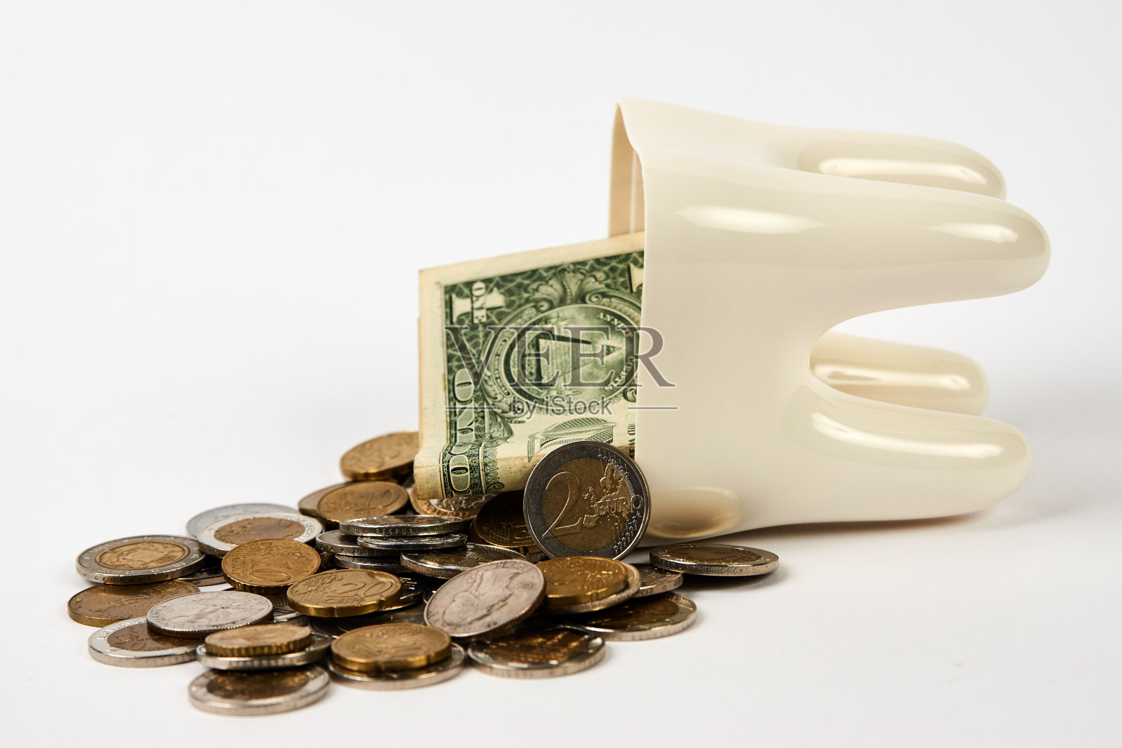 牙齿小猪银行与硬币在白色的背景与复制空间照片摄影图片