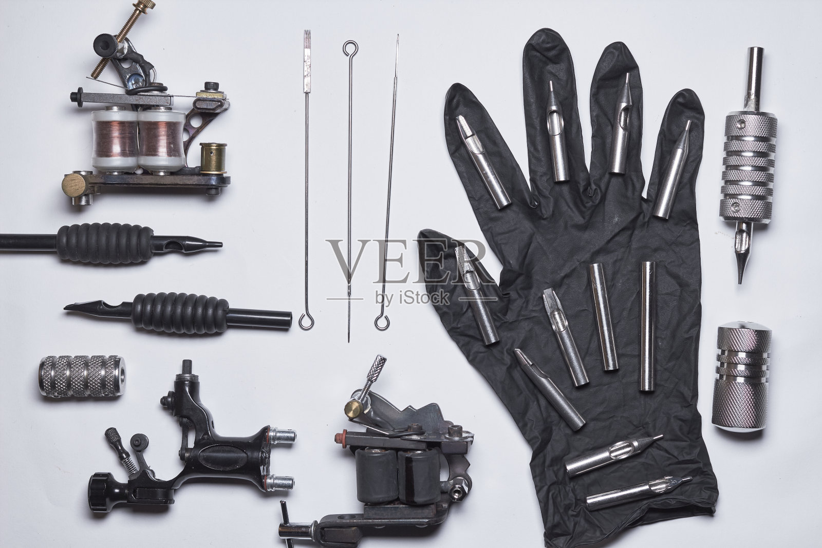 机器和配件纹身在背景白色照片摄影图片