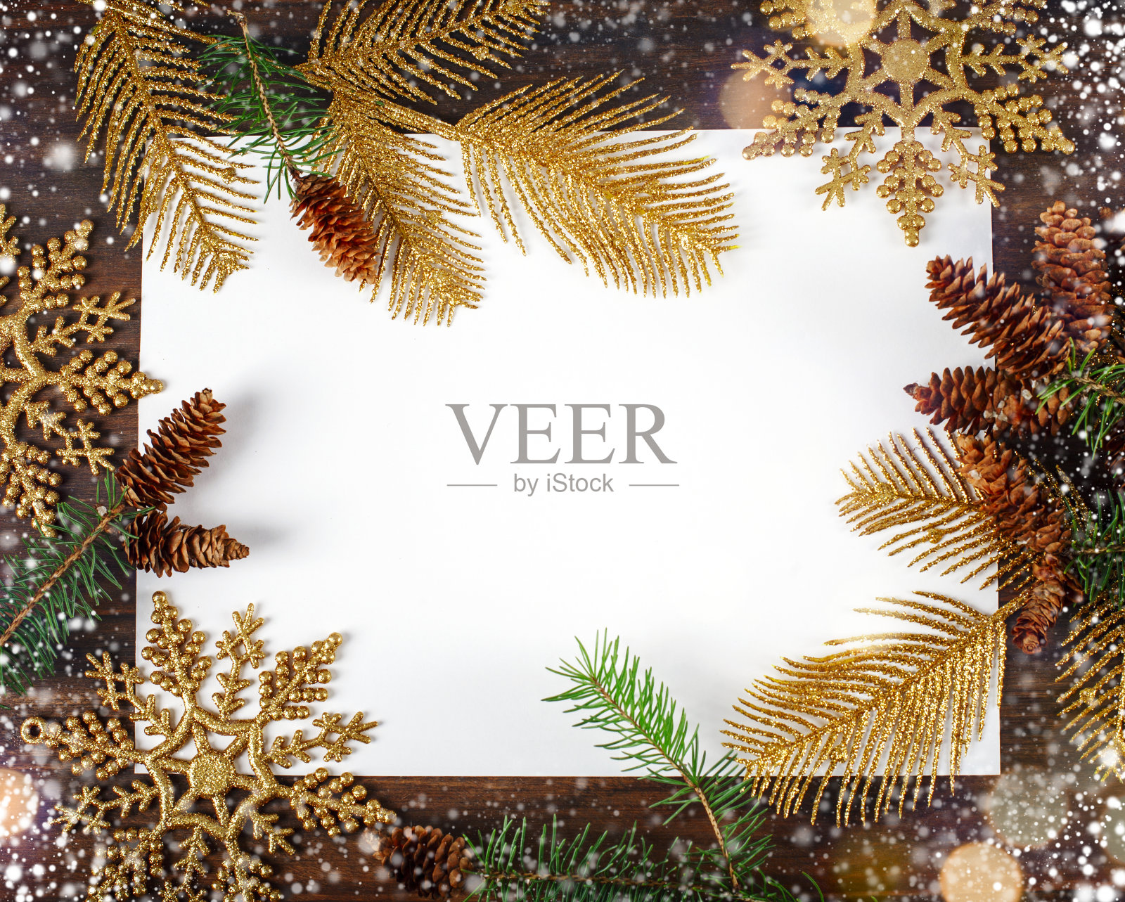 圣诞背景与冷杉树枝和金色的装饰品。文字或设计的自由空间。照片摄影图片