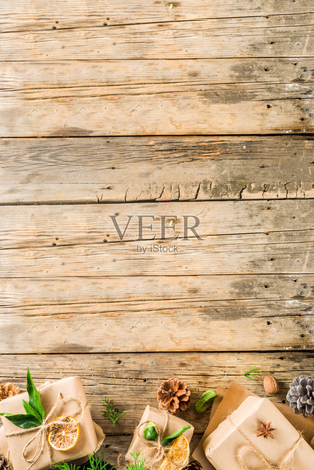 收集的圣诞礼盒与自然的乡村装饰照片摄影图片