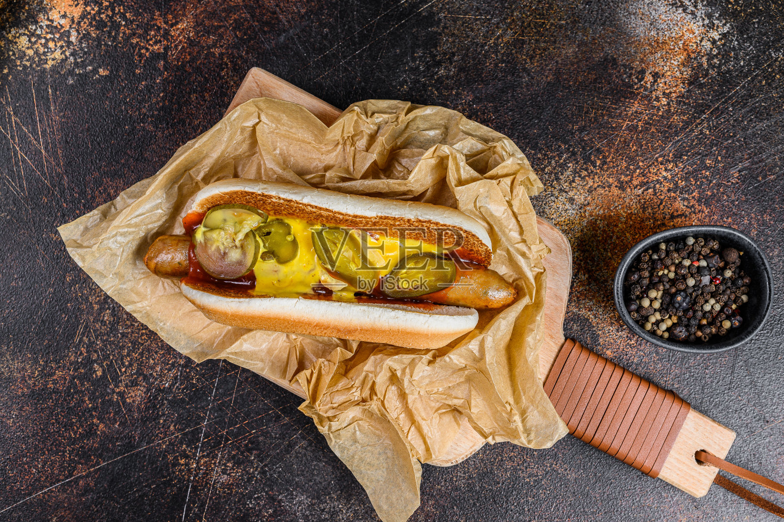 美国热狗与猪肉香肠木制砧板在牛皮纸上，快餐店菜单概念。垃圾食品照片摄影图片