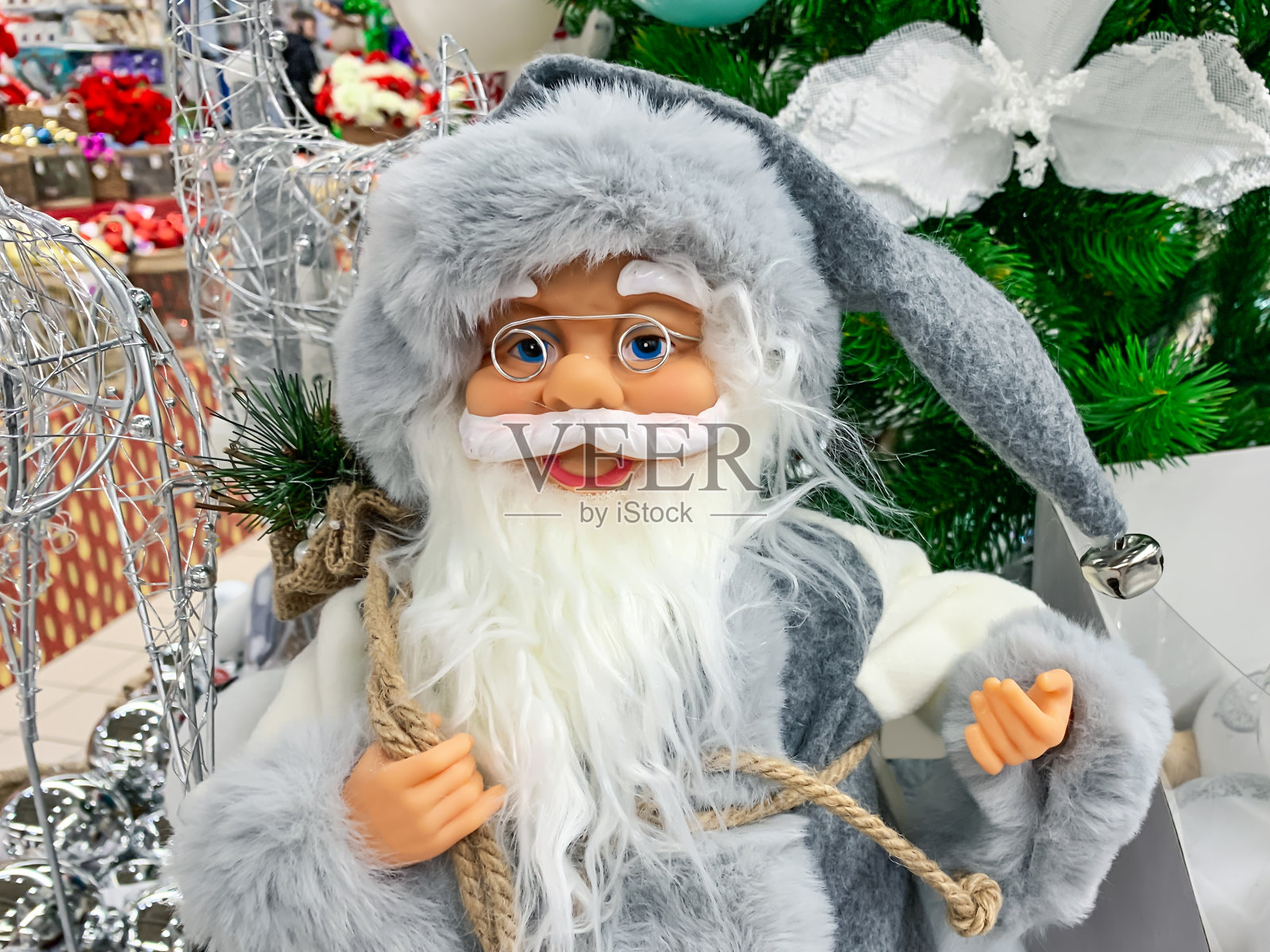 身穿灰色衣服的圣诞老人在圣诞集市上照片摄影图片