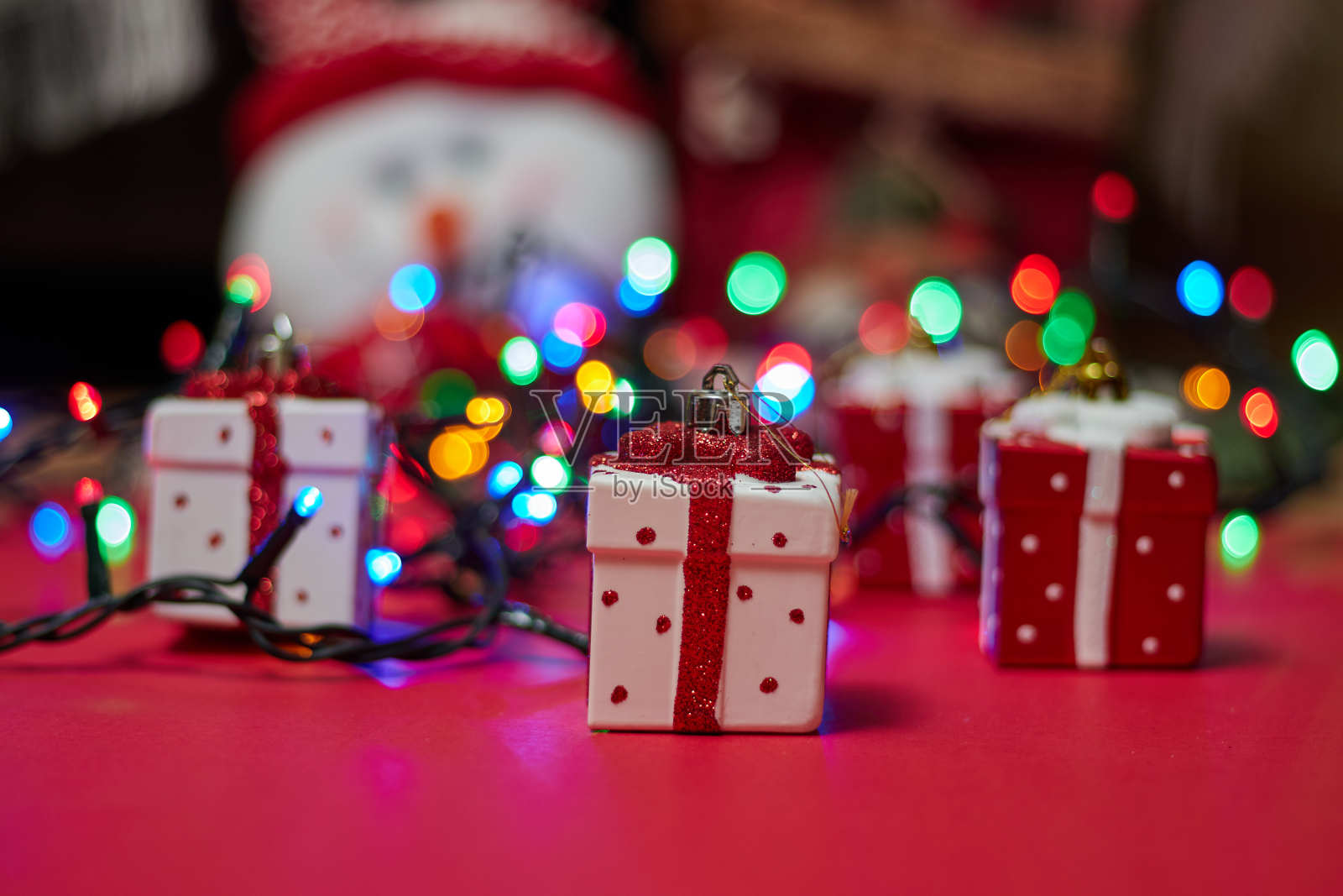 圣诞背景白灯和圣诞装饰品照片摄影图片