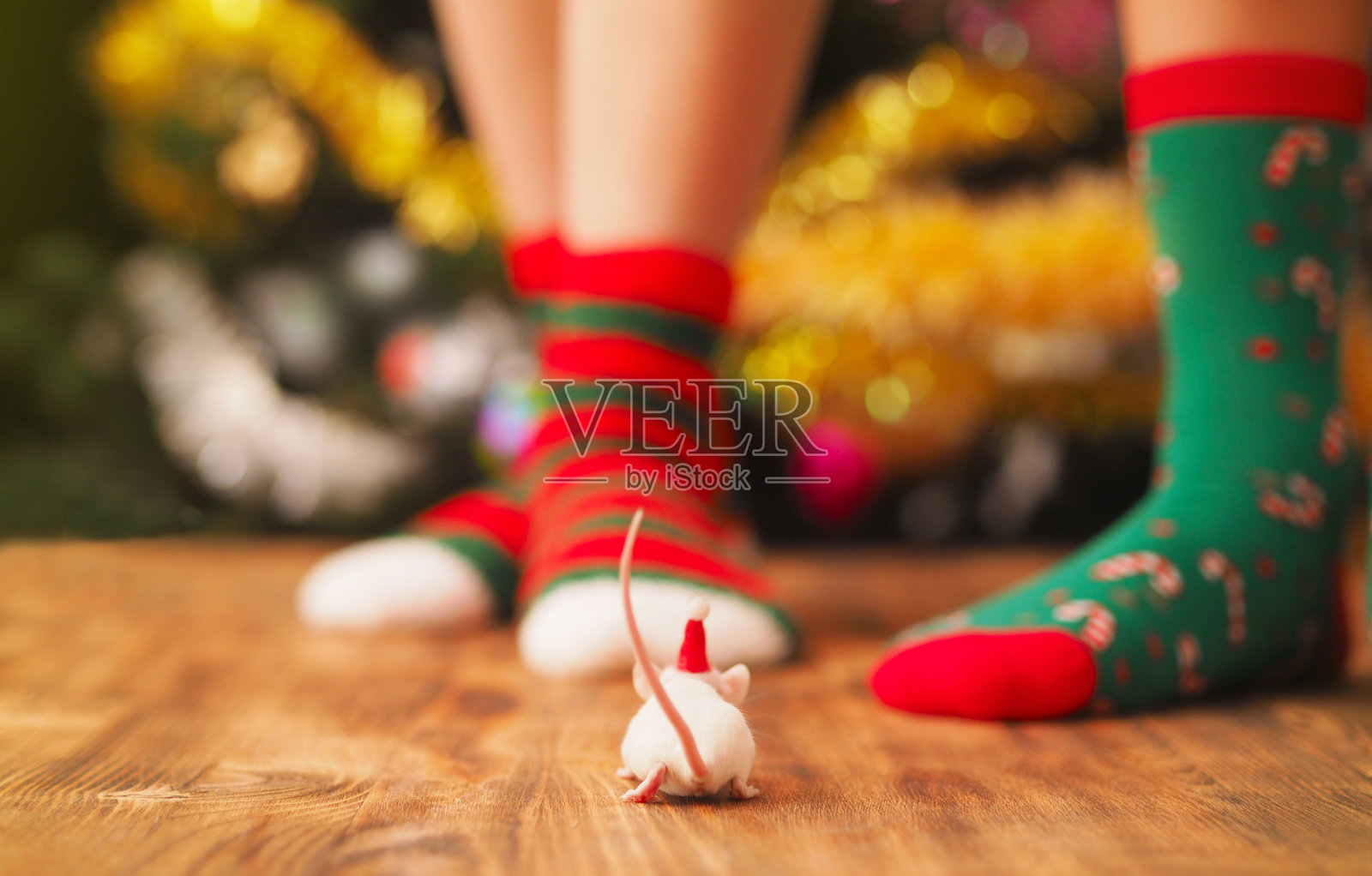 鼠标。圣诞装饰散景灯。。圣诞礼物动物在盒子里。鼠年是2020年的象征。中国的日历。照片摄影图片