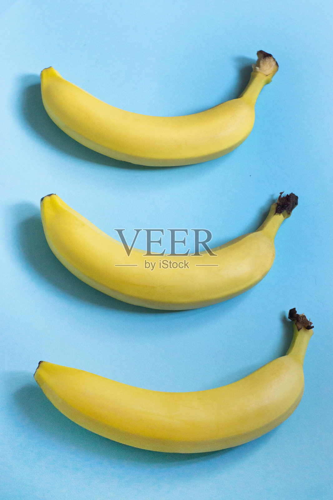 在蓝色背景下分离的香蕉照片摄影图片