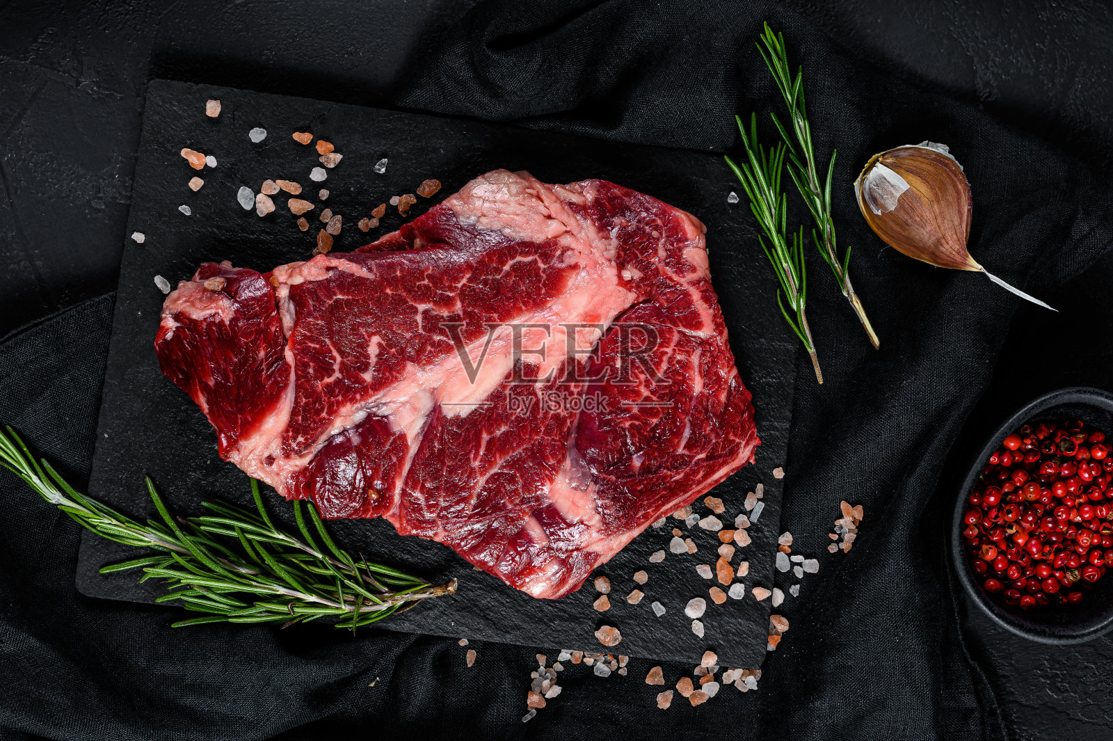 生牛柳牛排。有机农场的肉。黑色背景。照片摄影图片