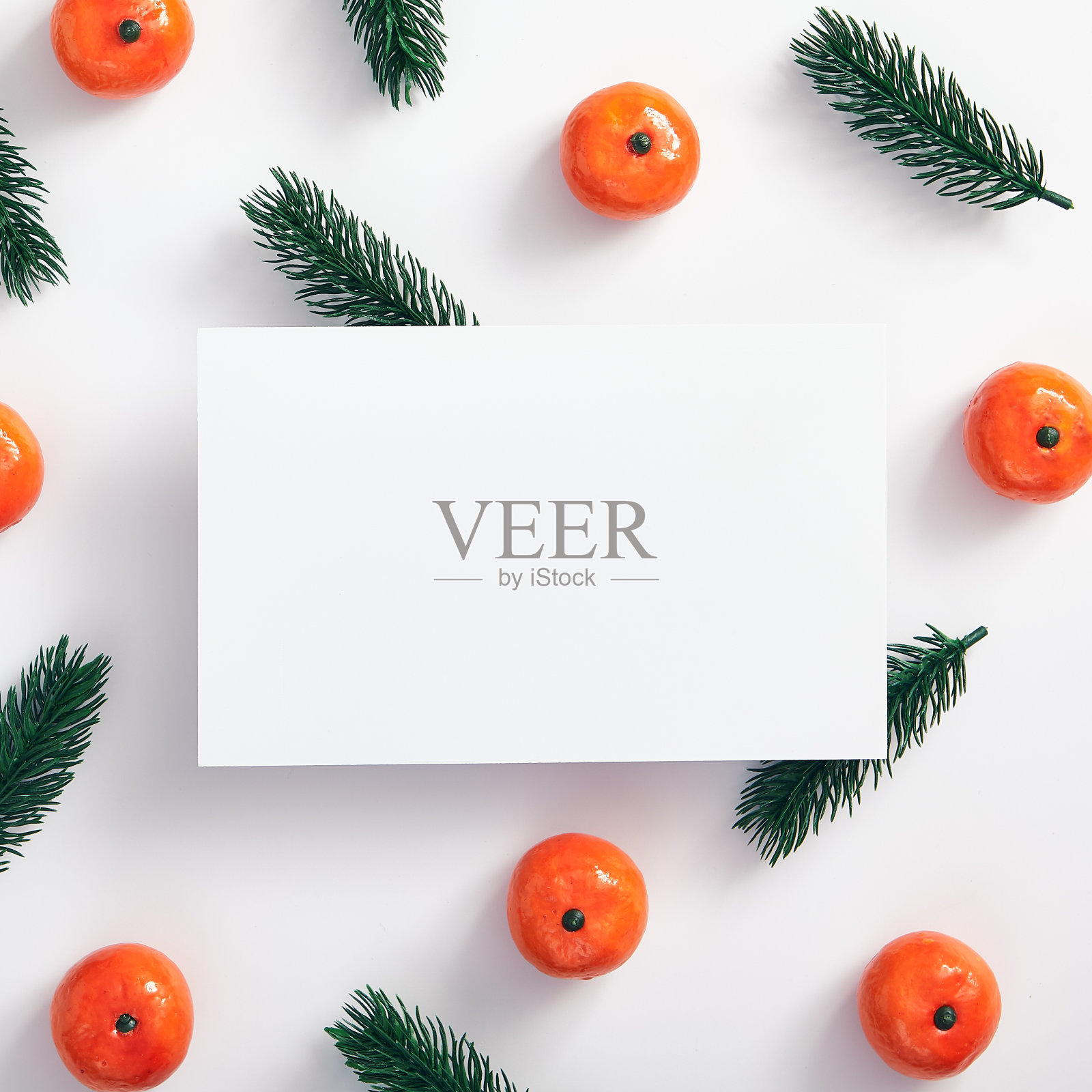 圣诞树的树枝和橘子照片摄影图片