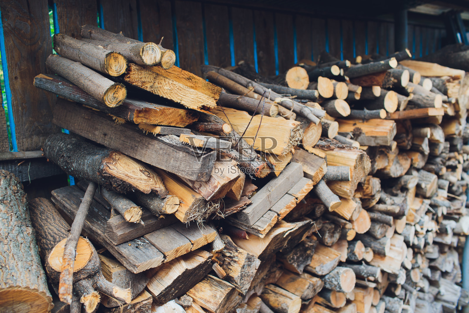 堆柴火。准备过冬和做饭用的柴火，柴火背景，森林中成堆的柴火。照片摄影图片