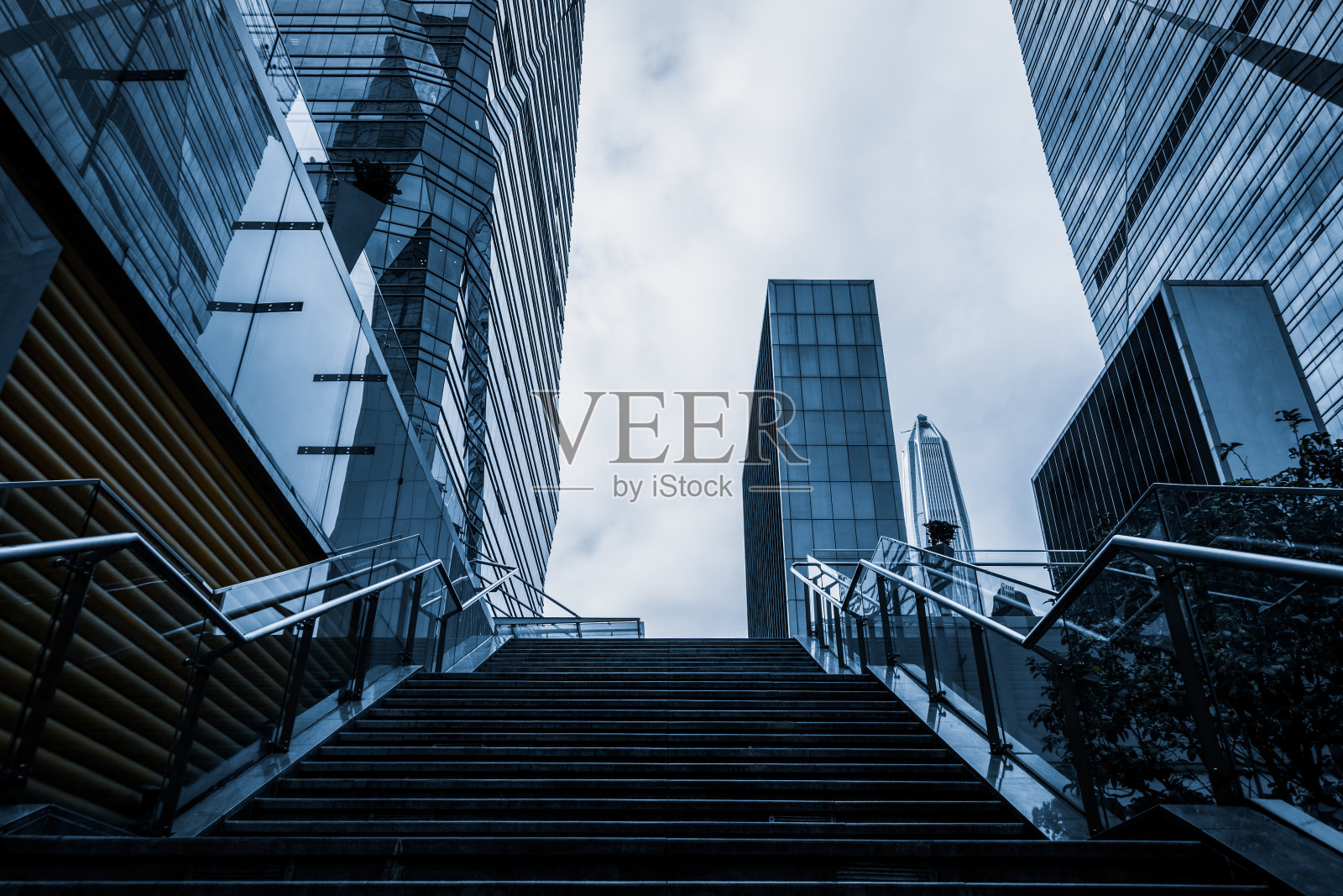 楼梯与现代建筑在城市景观照片摄影图片