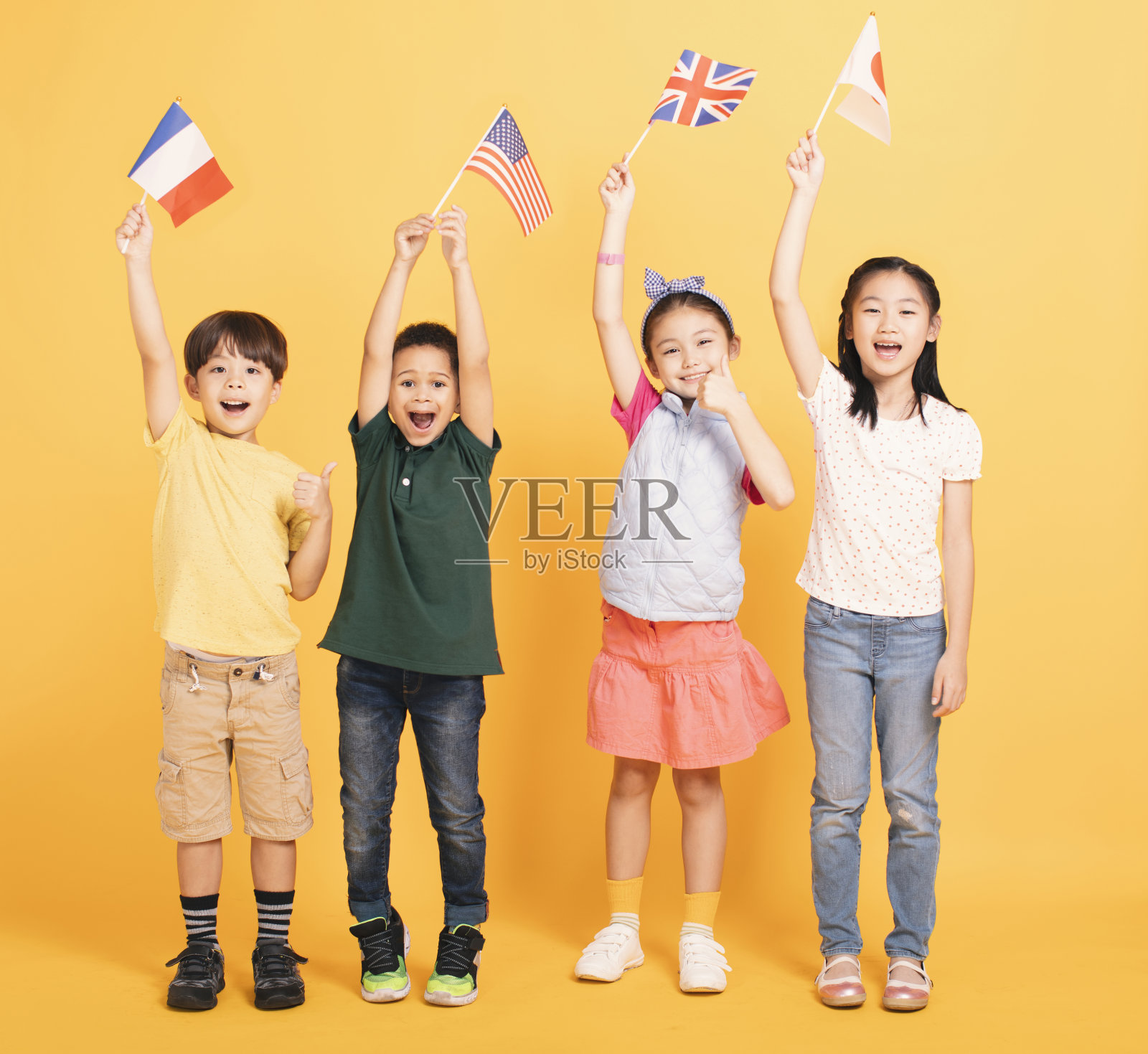 一群快乐的孩子展示旗帜照片摄影图片
