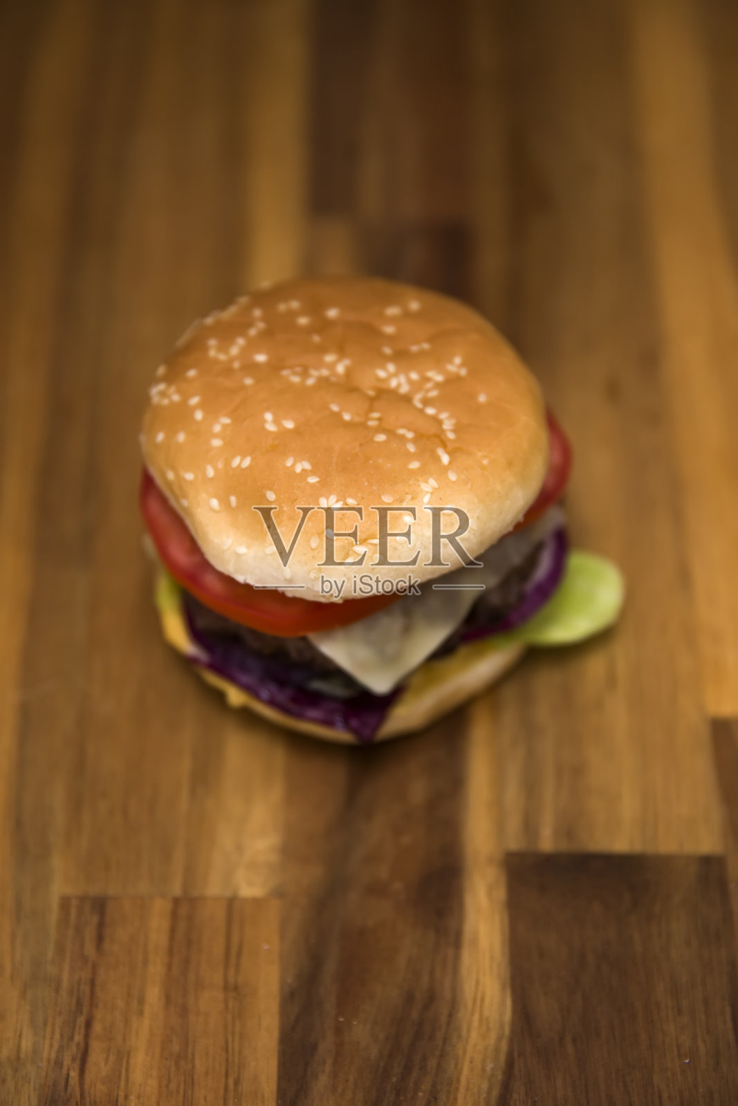 汉堡放在木桌上照片摄影图片