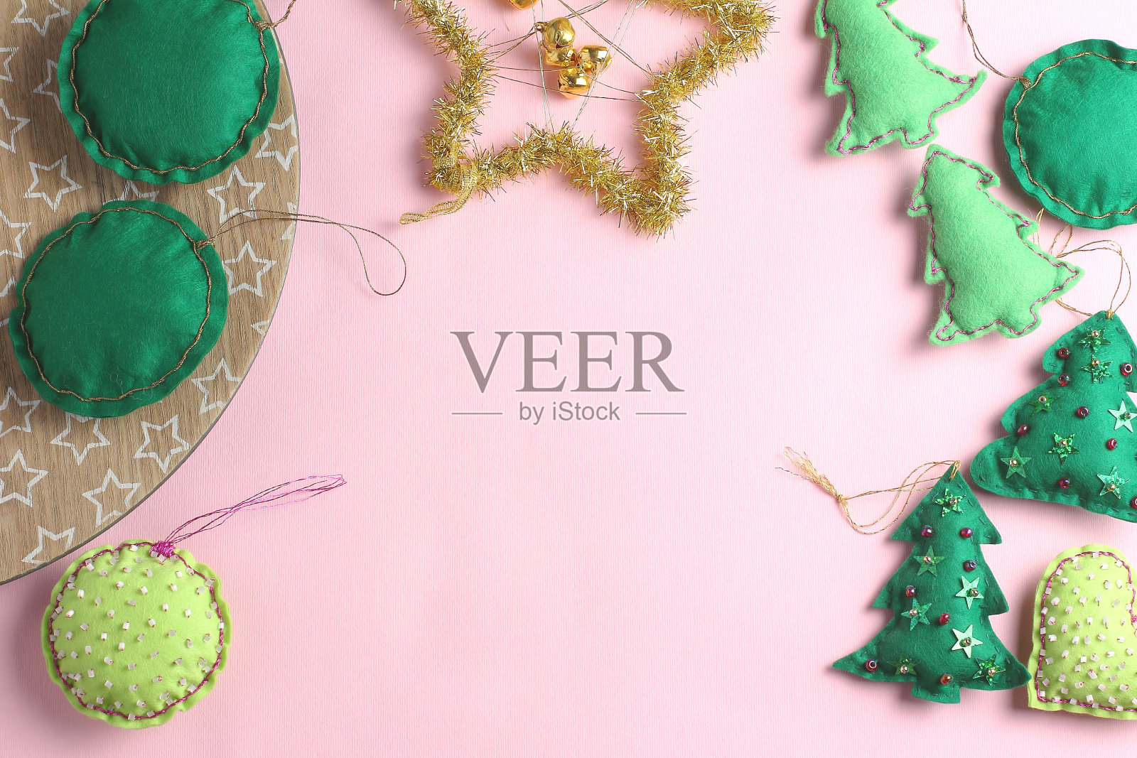 美丽的圣诞组成的玩具在粉红色的背景。上面的文字。假日概念，平躺，俯视图照片摄影图片