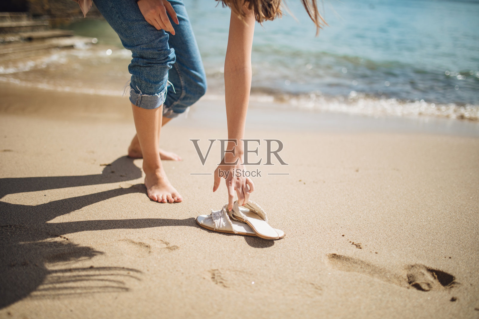 海滩上的女人照片摄影图片