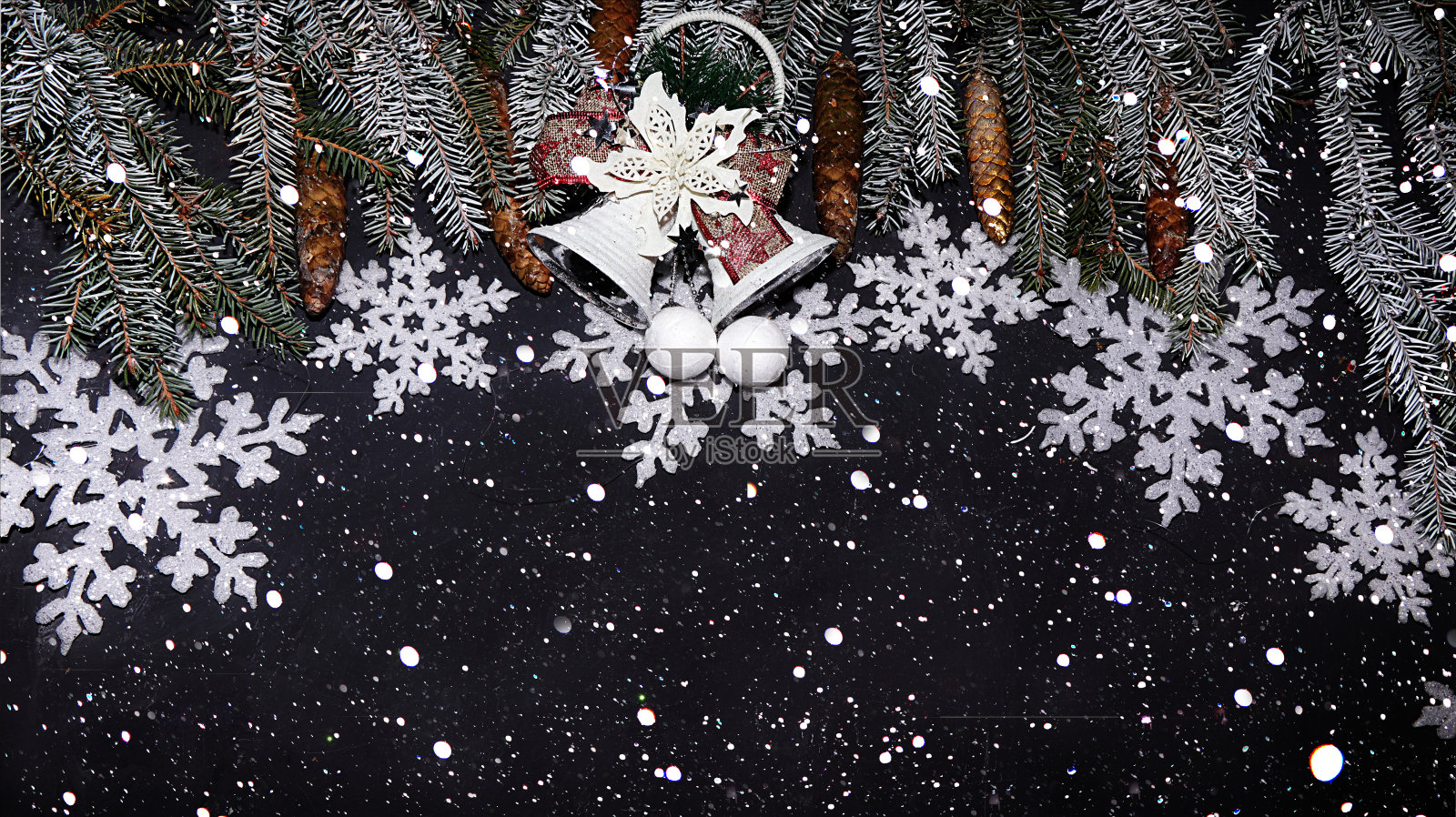 圣诞节和新年在一个黑暗的背景，用雪花装饰树枝，放置文字。贺年卡，照片摄影图片