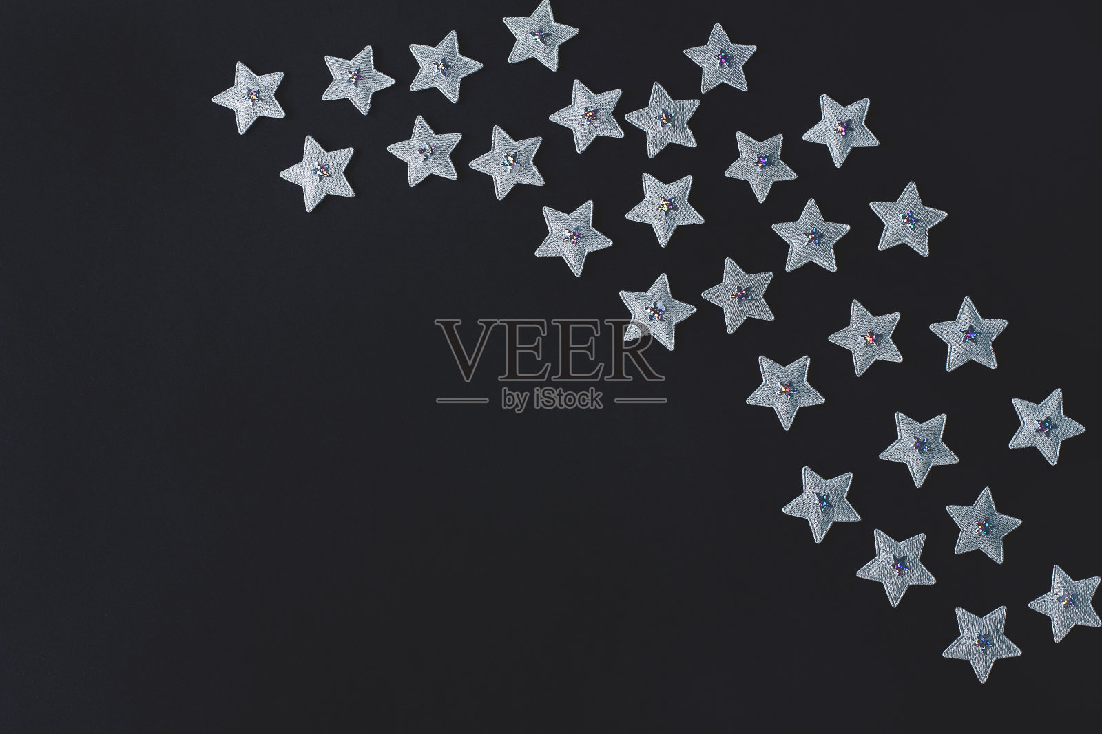 黑色背景上的银色星星。节日的概念。创意布局，复制空间照片摄影图片