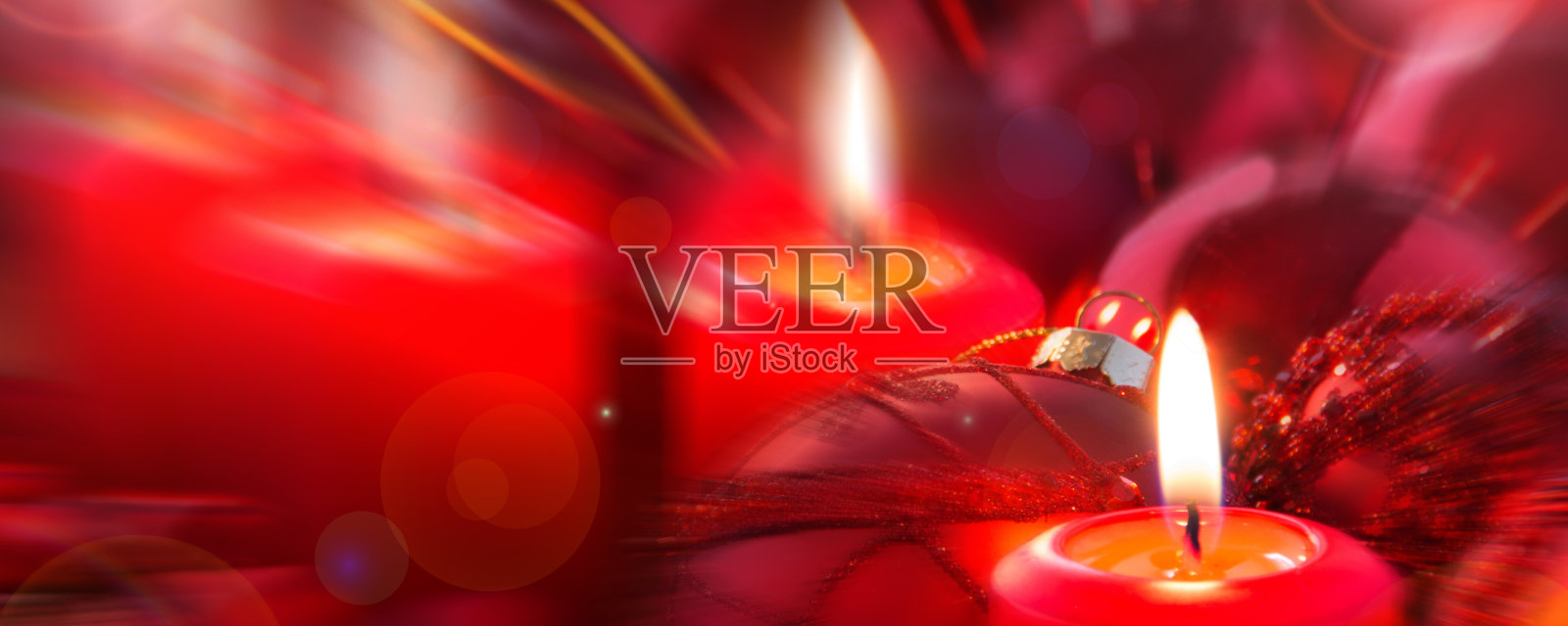 圣诞红蜡烛用烛光和装饰照片摄影图片