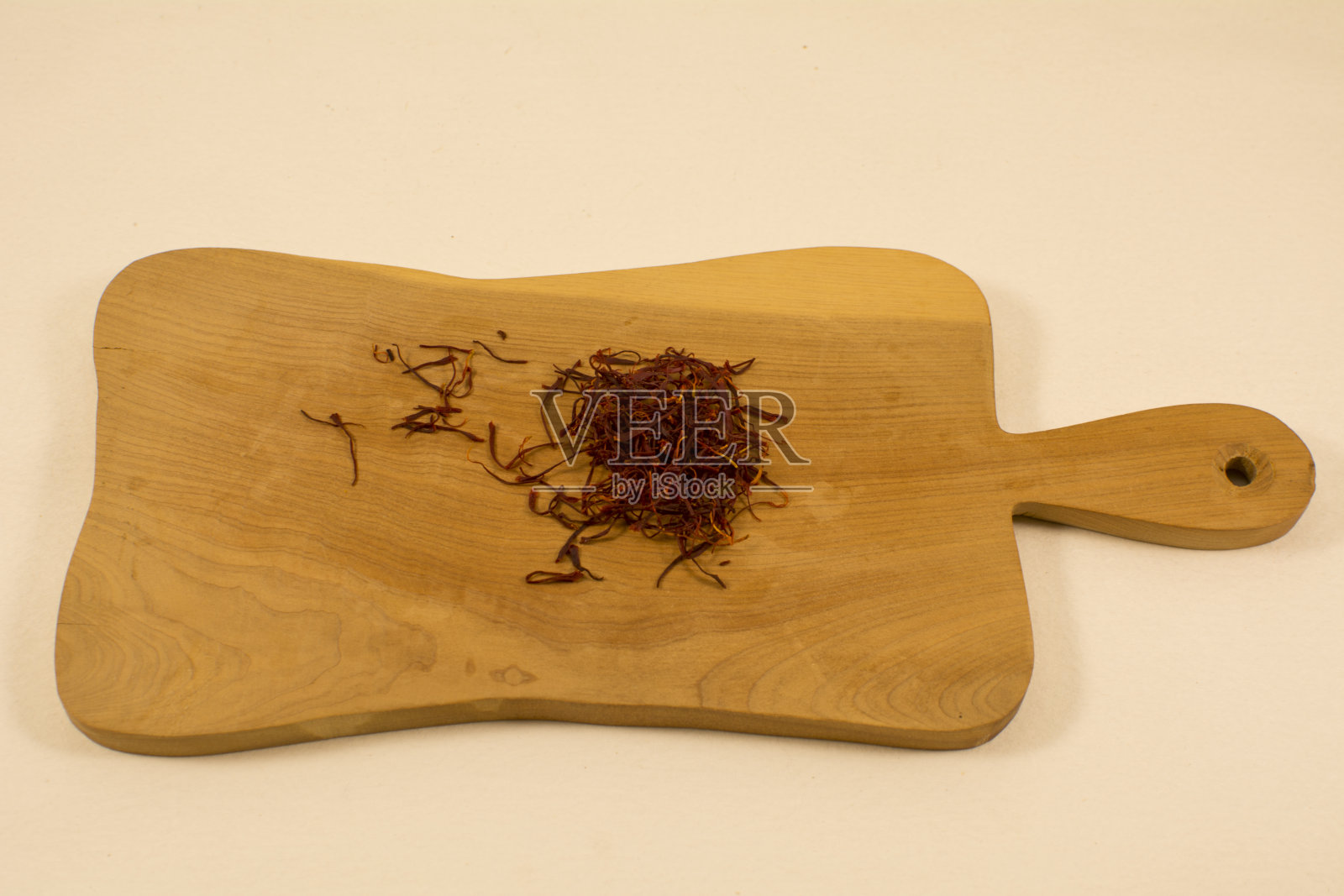 藏红花香料在木板上照片摄影图片