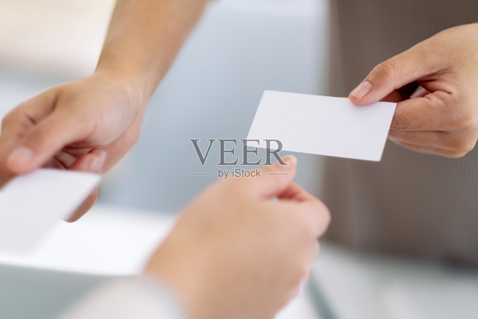 两个商人拿着并交换着空名片照片摄影图片