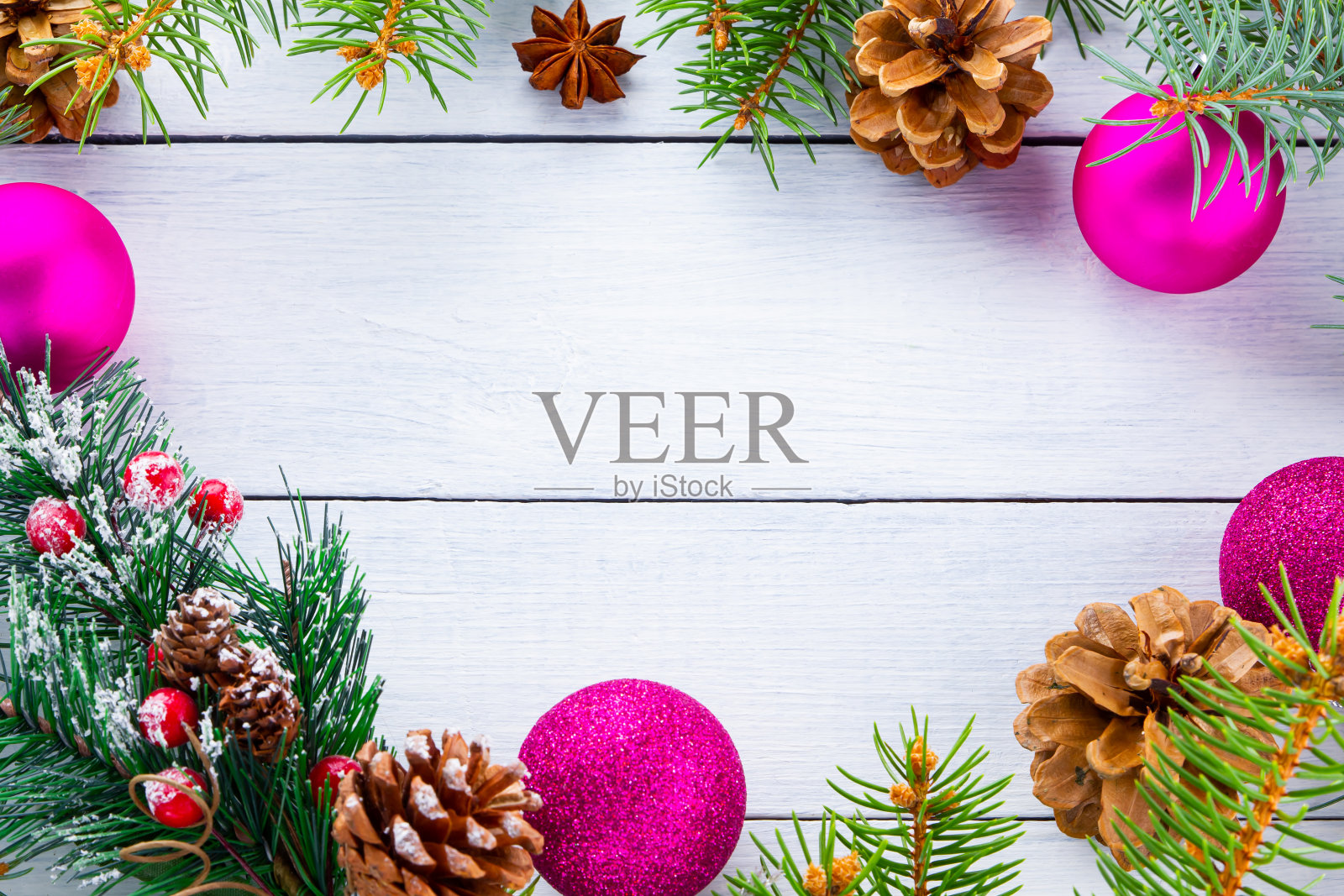 圣诞装饰品。圣诞节装饰背景边框与冷杉树枝，松果和粉红色的球。圣诞木背景与云杉树枝。副本的空间。平躺照片摄影图片