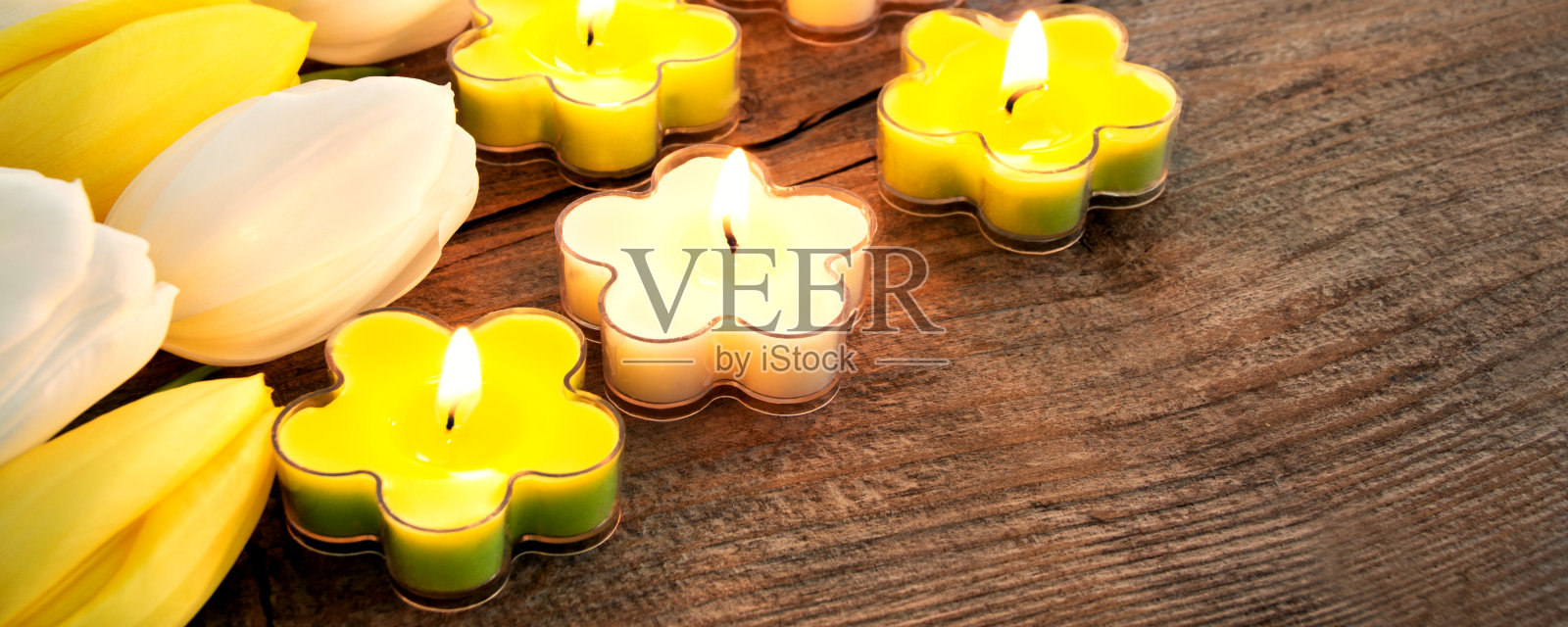 复活节装饰蜡烛与白色郁金香在木材背景照片摄影图片