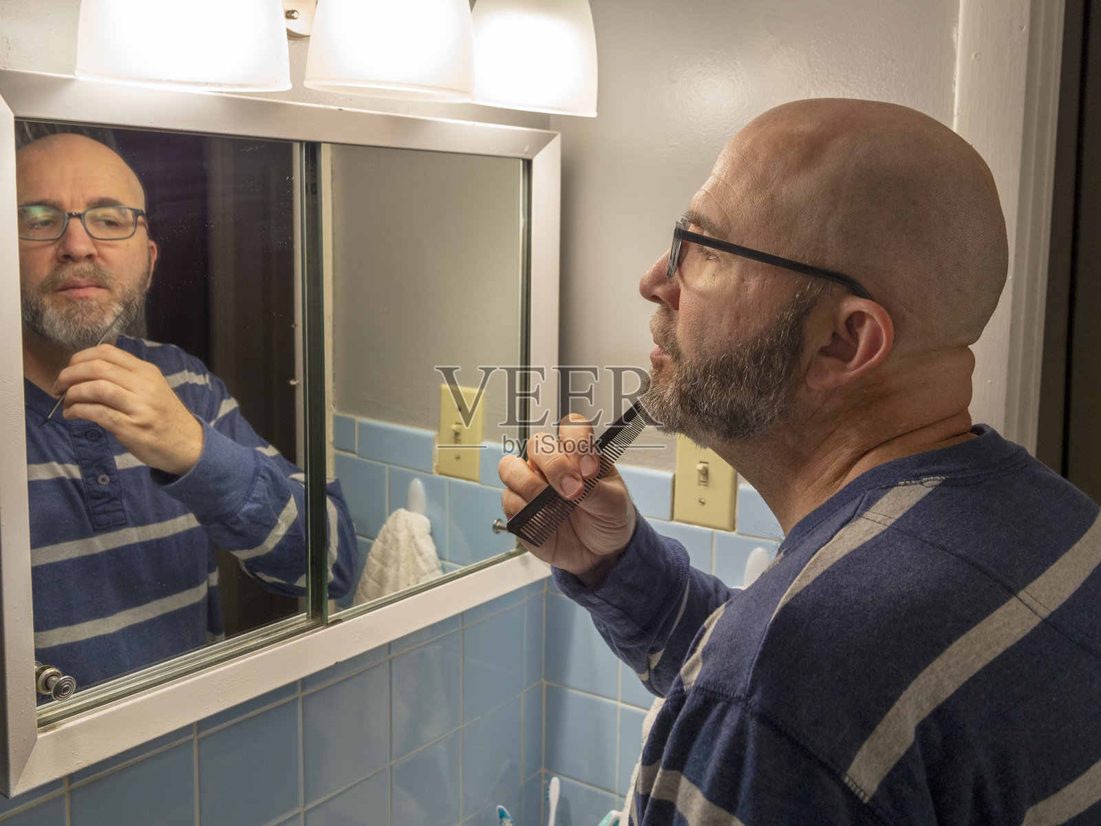 男子梳理胡须照片摄影图片