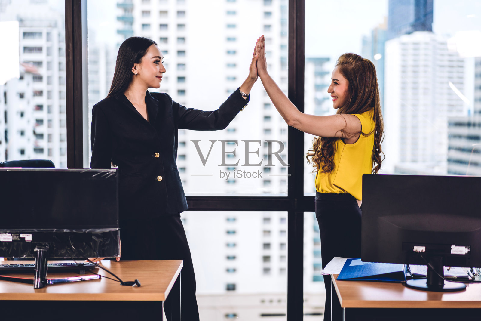 成功创业女性团队成员击掌迎接创业战略项目的启动。团队合作和伙伴关系理念照片摄影图片