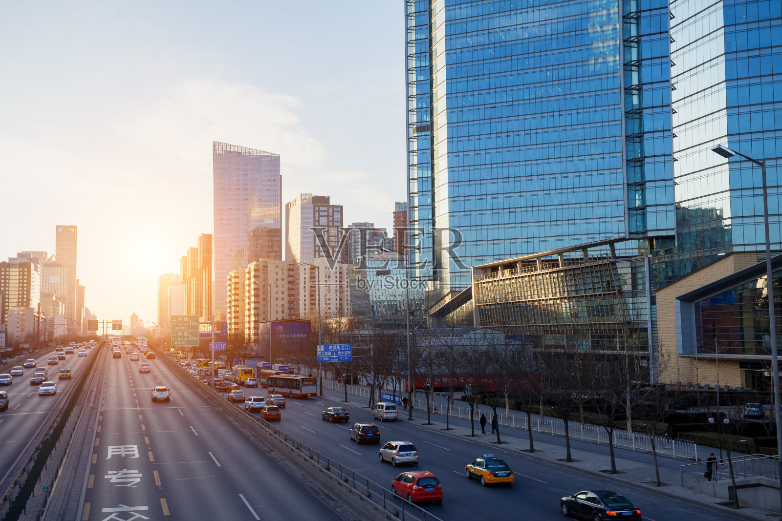 夜晚的北京中央商务区高楼大厦天际线，中国城市景观照片摄影图片