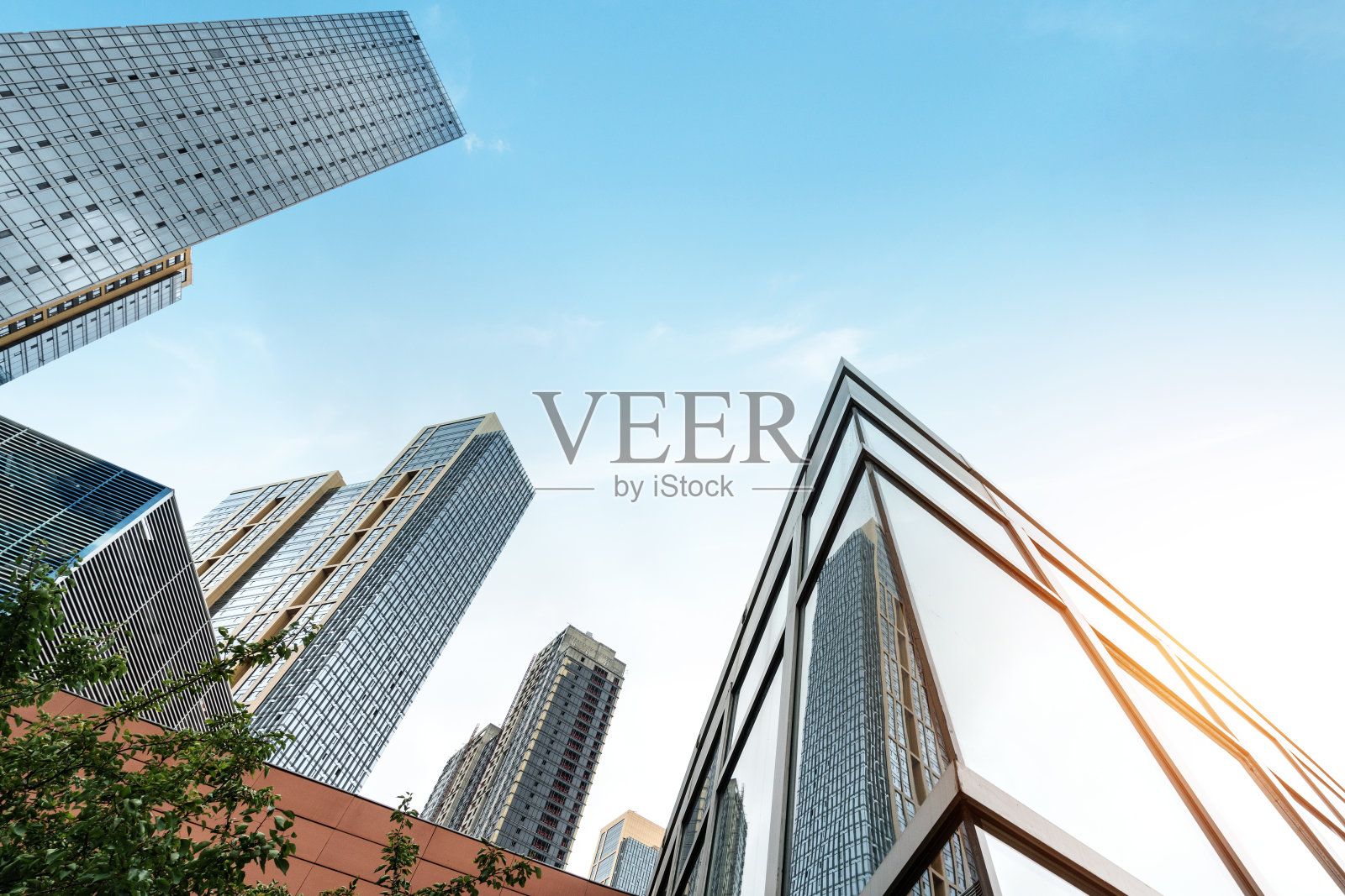 现代城市建筑，中国青岛的摩天大楼照片摄影图片