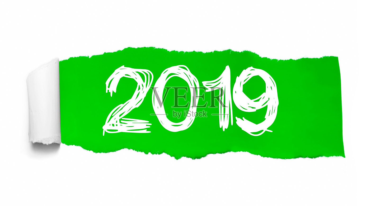 2019文字在绿色撕破的纸下书写。圣诞节。新年的概念照片摄影图片