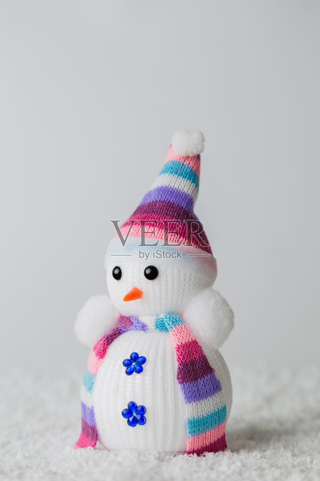 雪人对冬天的雪花和圣诞节的最小创意概念。副本的空间。照片摄影图片