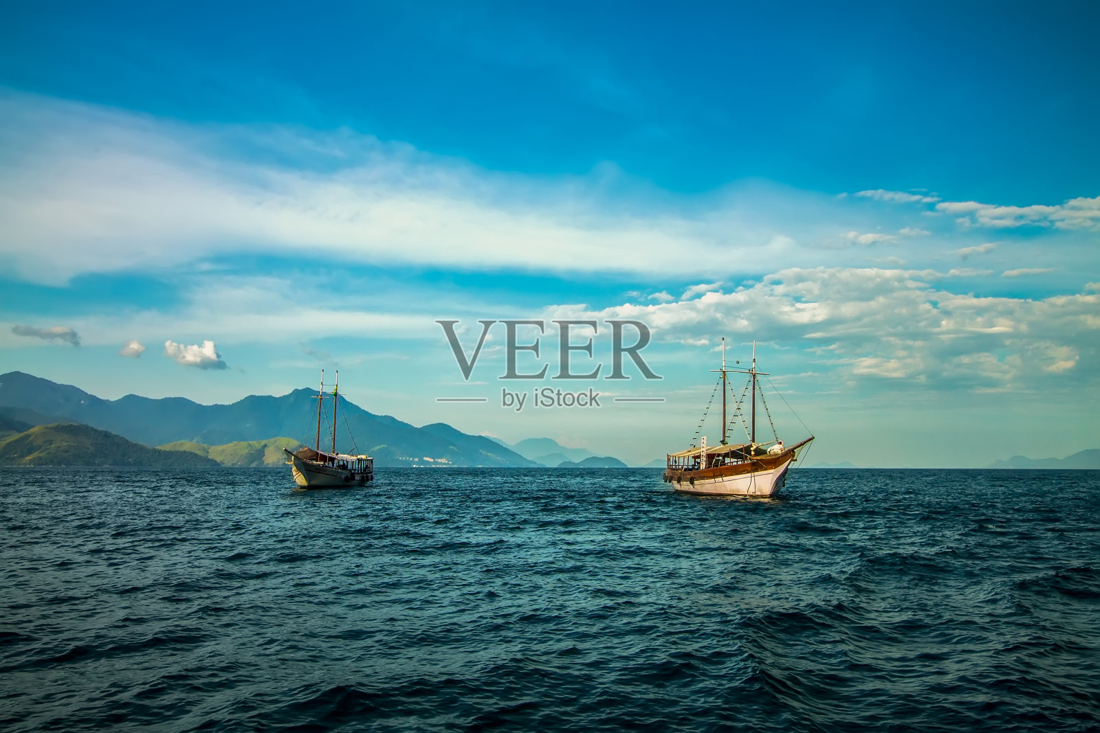 里约热内卢海上的两艘船照片摄影图片