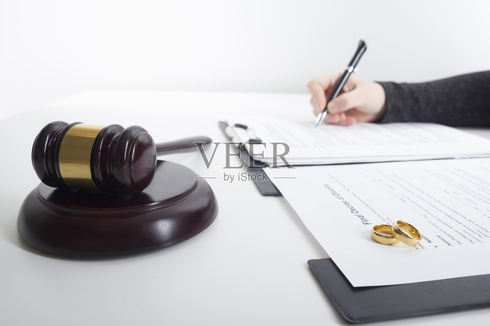 法律、咨询和法律服务理念。律师和律师在律师事务所开团队会议。照片摄影图片