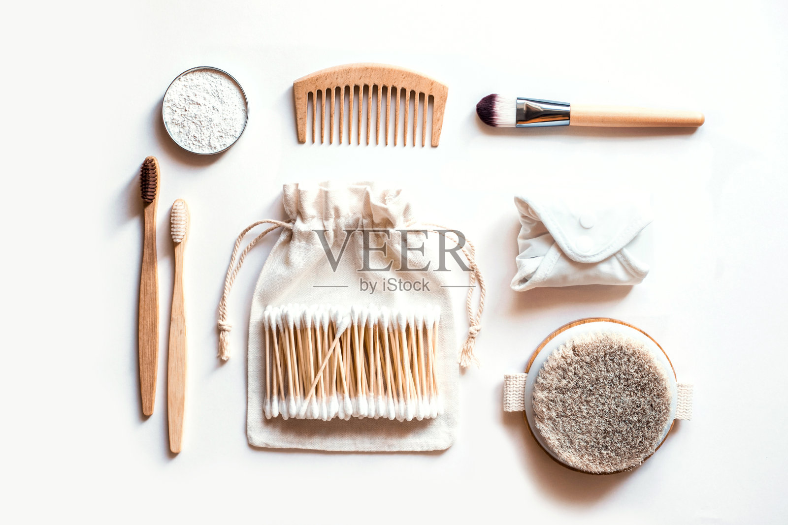 一套生态自然浴室配件在白色背景。照片摄影图片