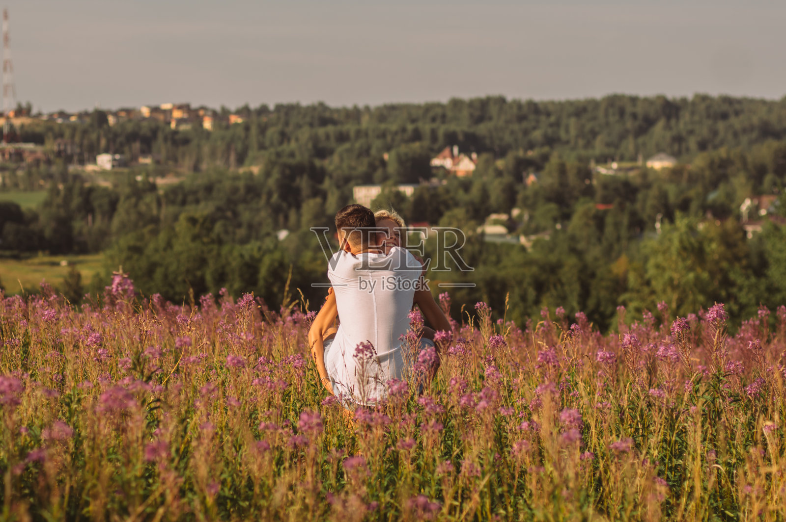 年轻女孩到处鬼混，背着男朋友外出照片摄影图片