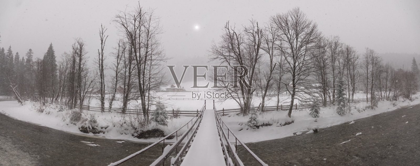 喀尔巴阡雪皑皑的冬天。前景有山河和木桥。Ivano-Frankivsk地区,乌克兰照片摄影图片