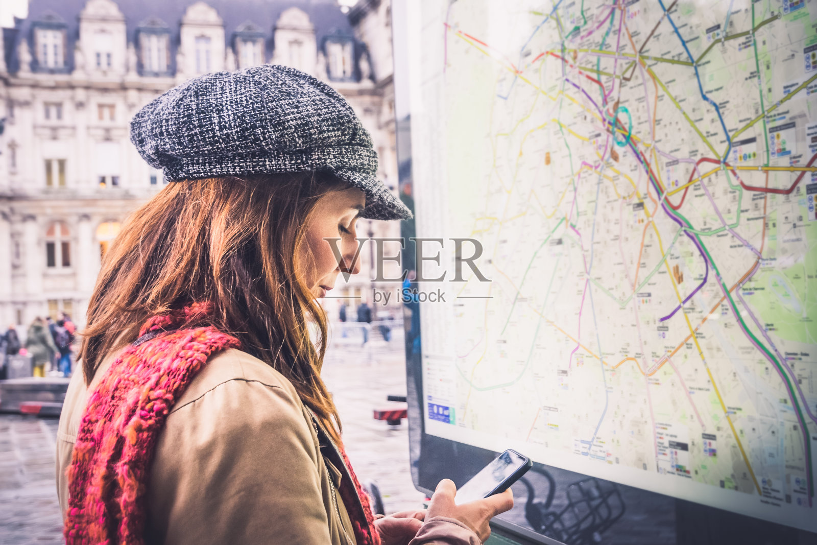 在移动应用上搜索位置。照片摄影图片