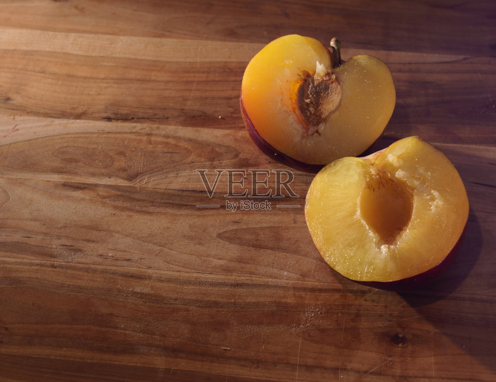 熟透多汁的李子照片摄影图片