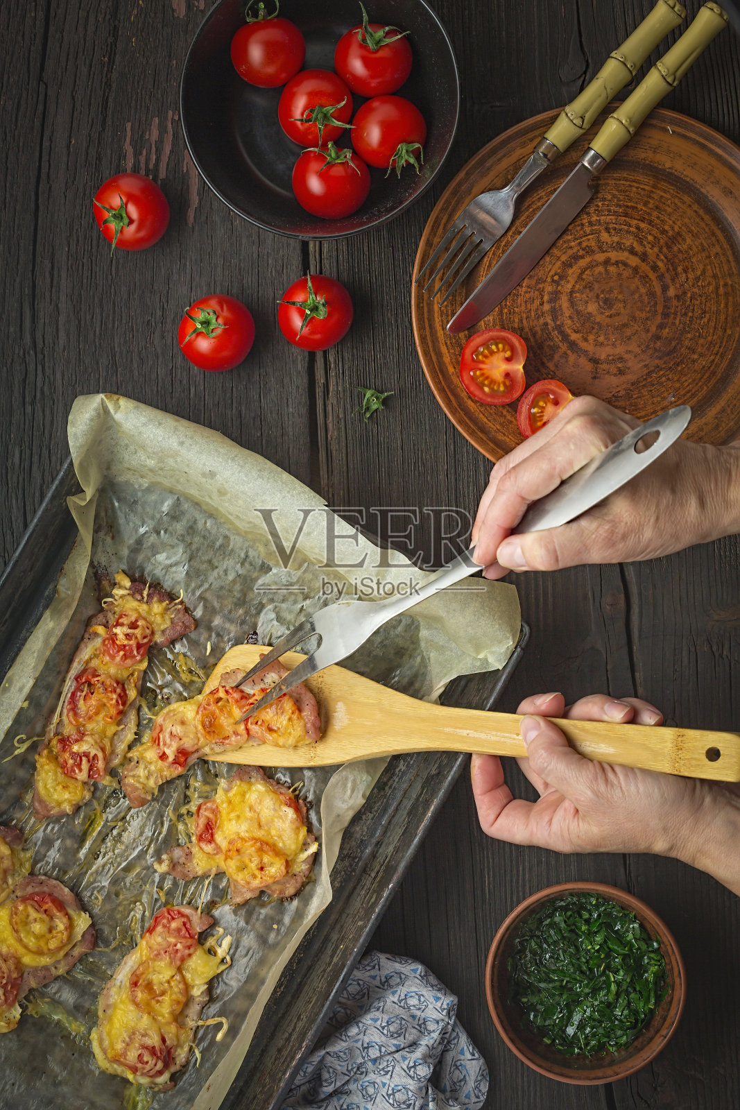 烤肉、牛肉、鸡肉、玉米、烤面包、蜂蜜、圣诞晚餐、简易、肉馅、包面饼照片摄影图片