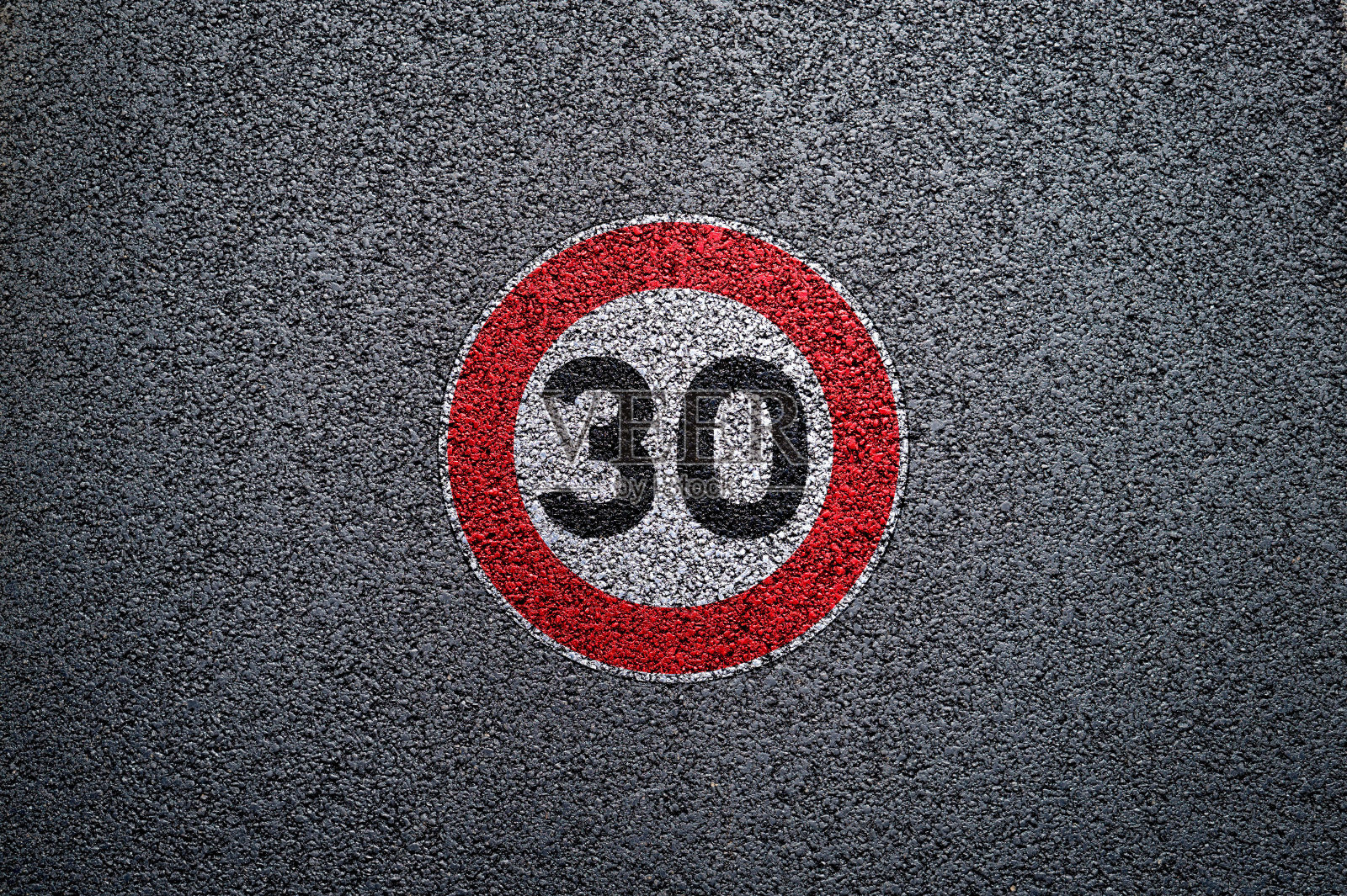 沥青上的交通和交通标志照片摄影图片