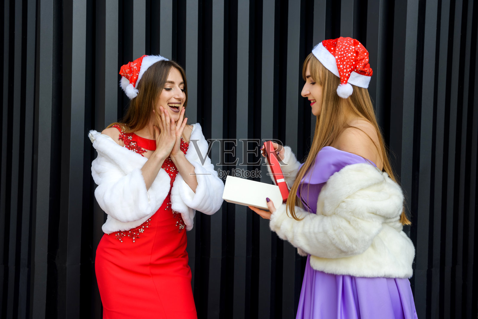 特写照片快乐的黑发女人赠送礼物盒给她的朋友在新年庆祝照片摄影图片