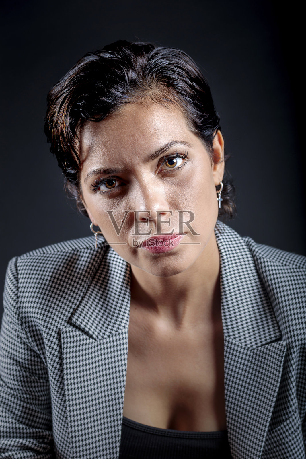 女经理，黑色背景上的半幅肖像照片摄影图片