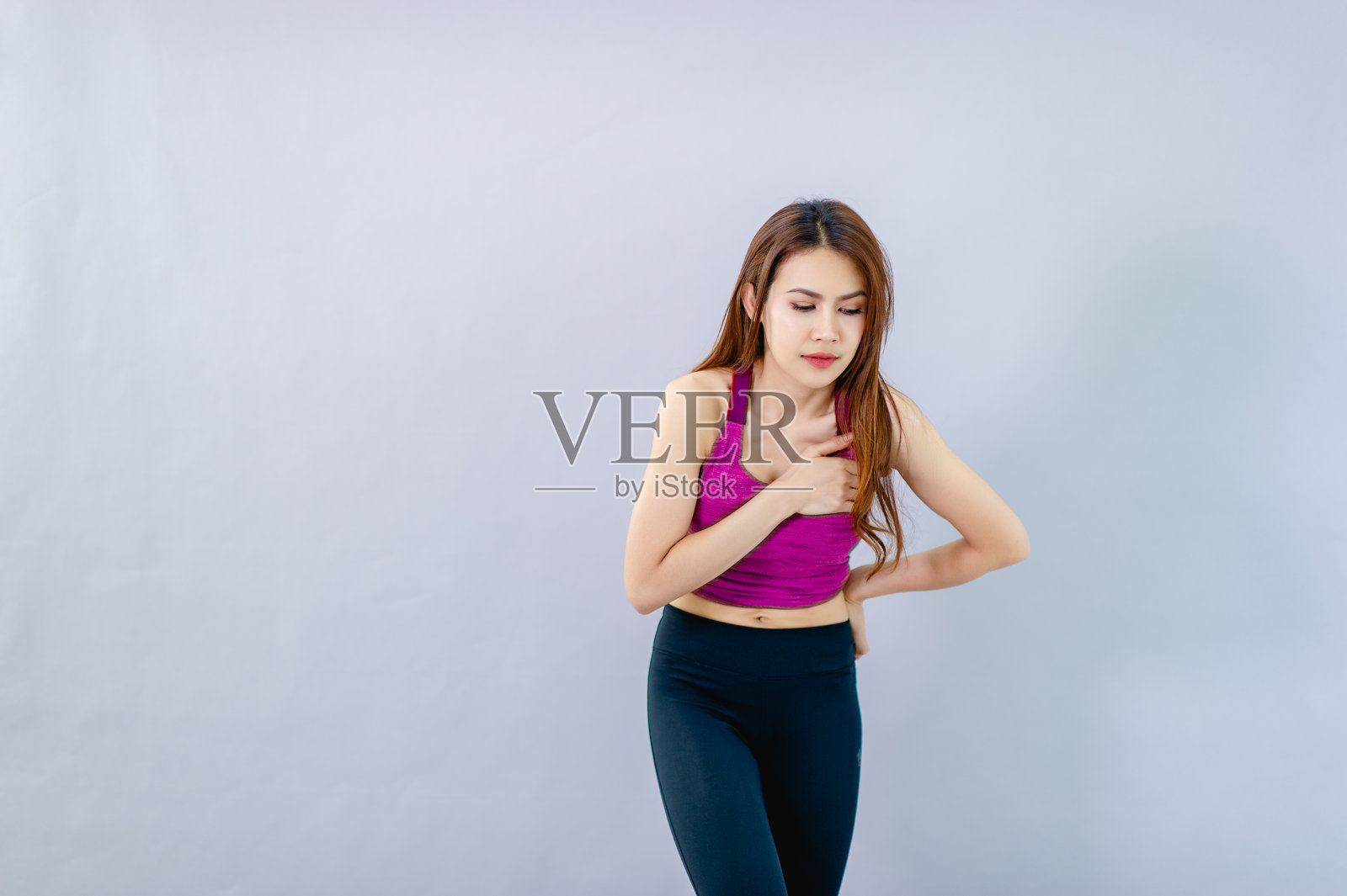 一位患有严重心脏疼痛的女士，面部表现出明显症状照片摄影图片