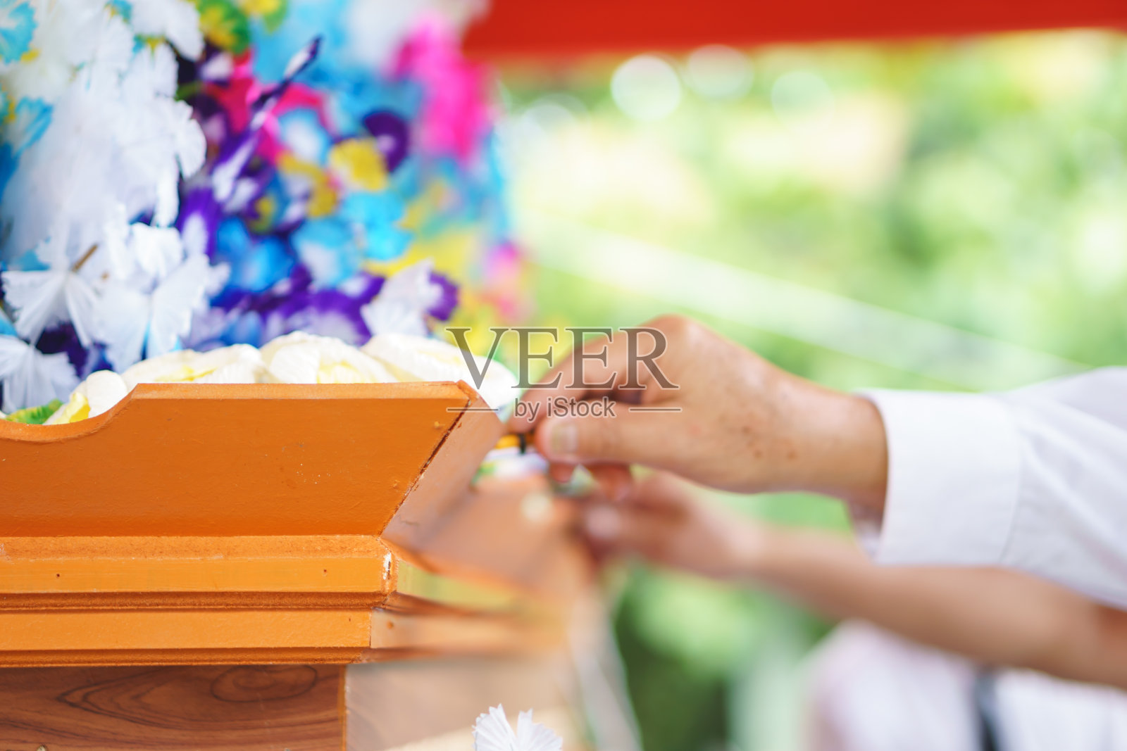 人工送花泰国用于火葬仪式照片摄影图片